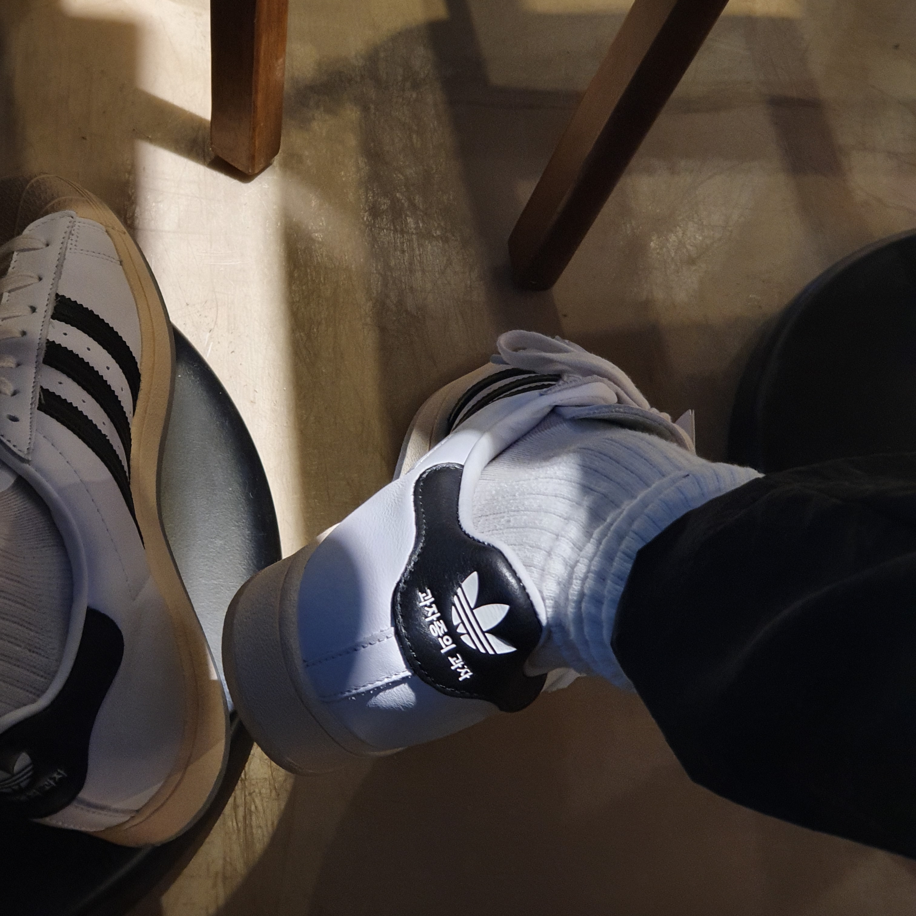 Adidas x Taegeukdang Superstar White Black 착용 스타일 - 1
