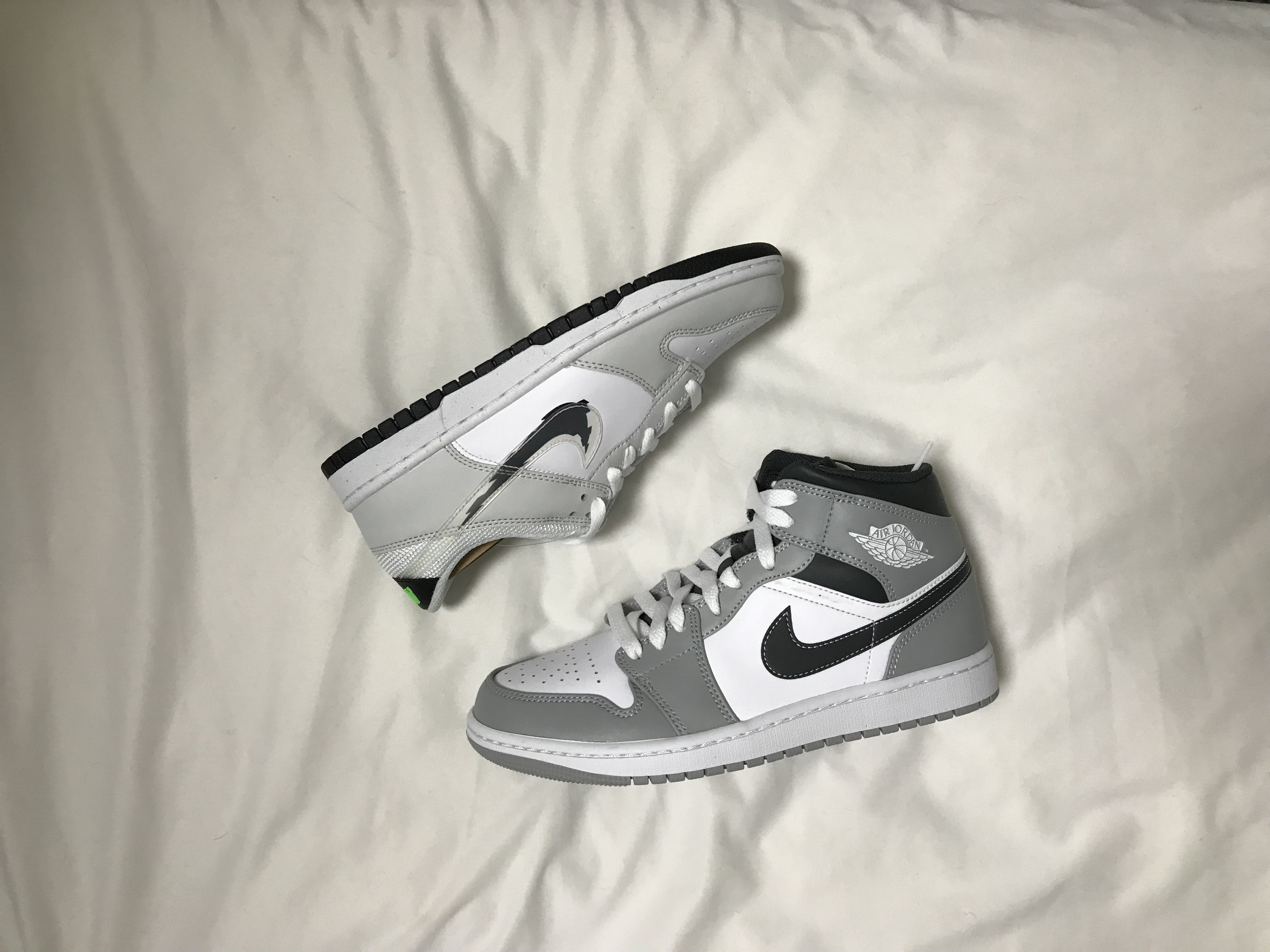 Jordan 1 Mid Light Smoke Grey Anthracite, (GS) Nike Dunk Low Photon Dust 착용 스타일 - 1