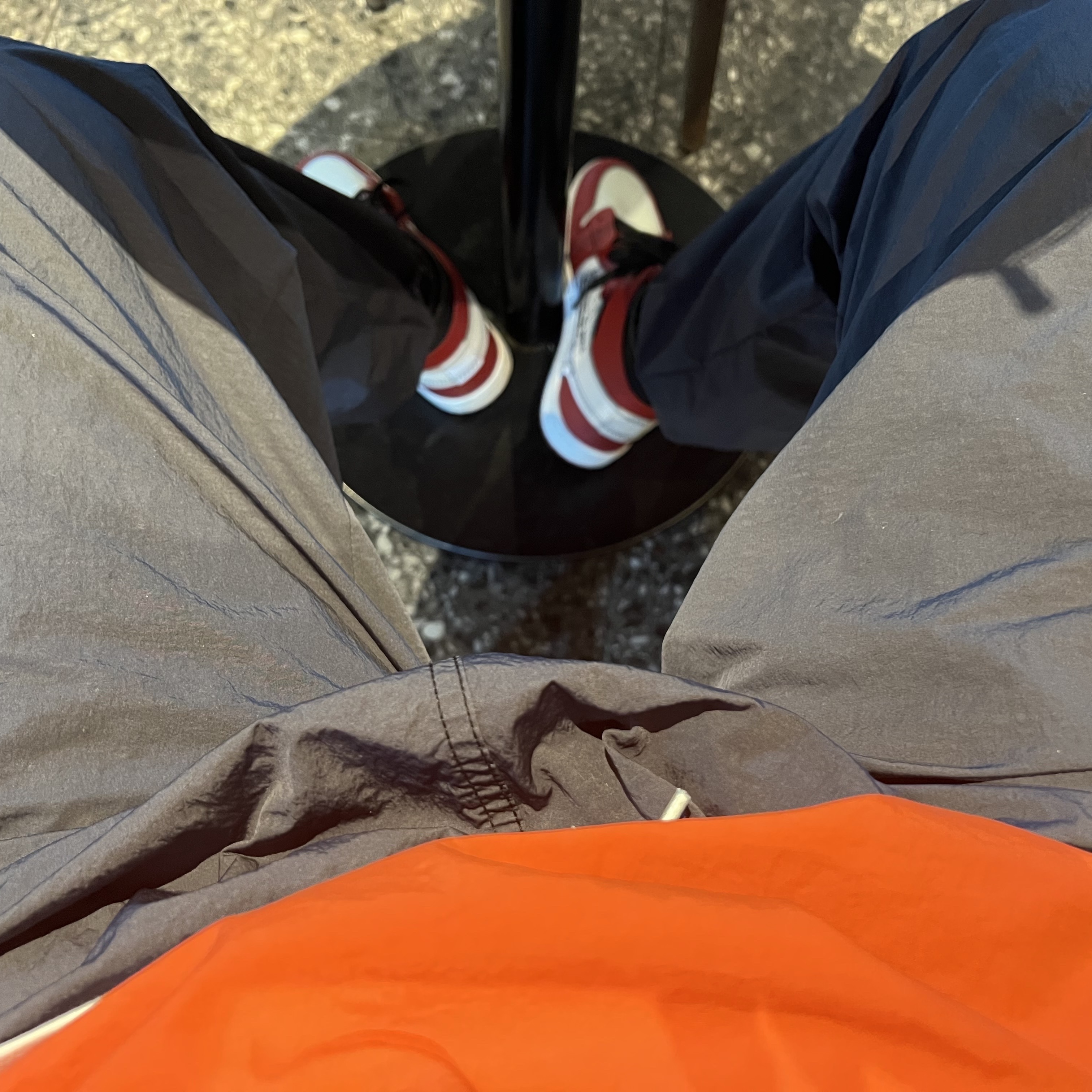 Jordan 1 x Off-White Retro High Chicago The Ten, Nike x Stussy Windrunner Jacket Habanero Red 착용 스타일