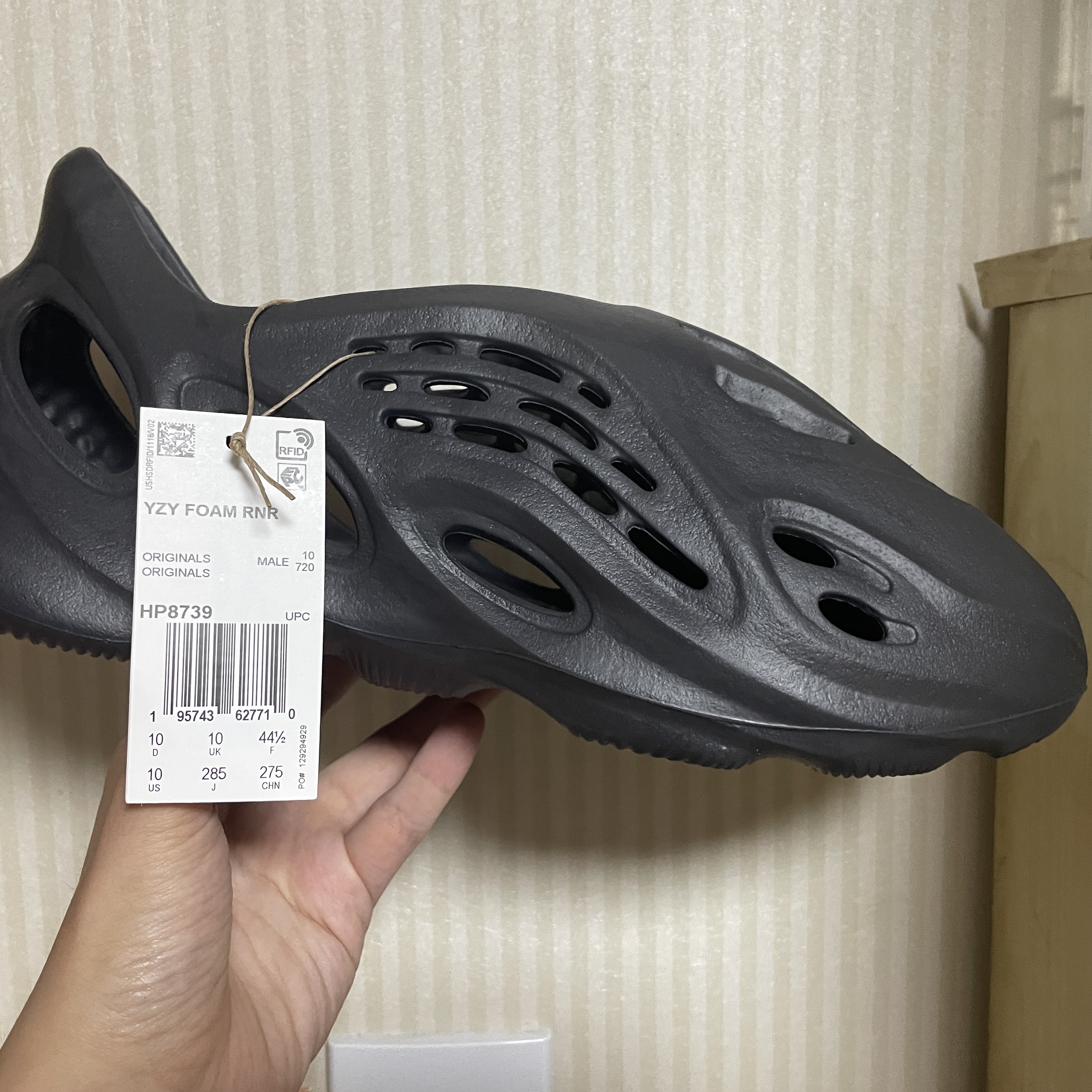 Adidas Yeezy Foam RNNR Onyx 착용 스타일 - 1