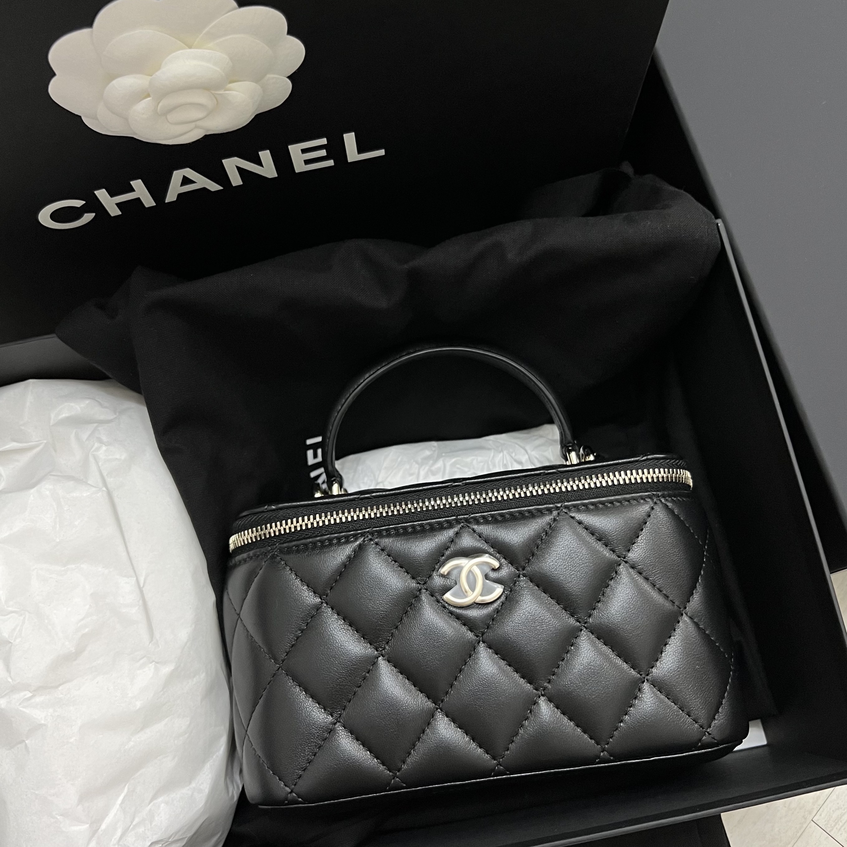 Chanel Vanity With Chain Lambskin & Gold Black 착용 스타일