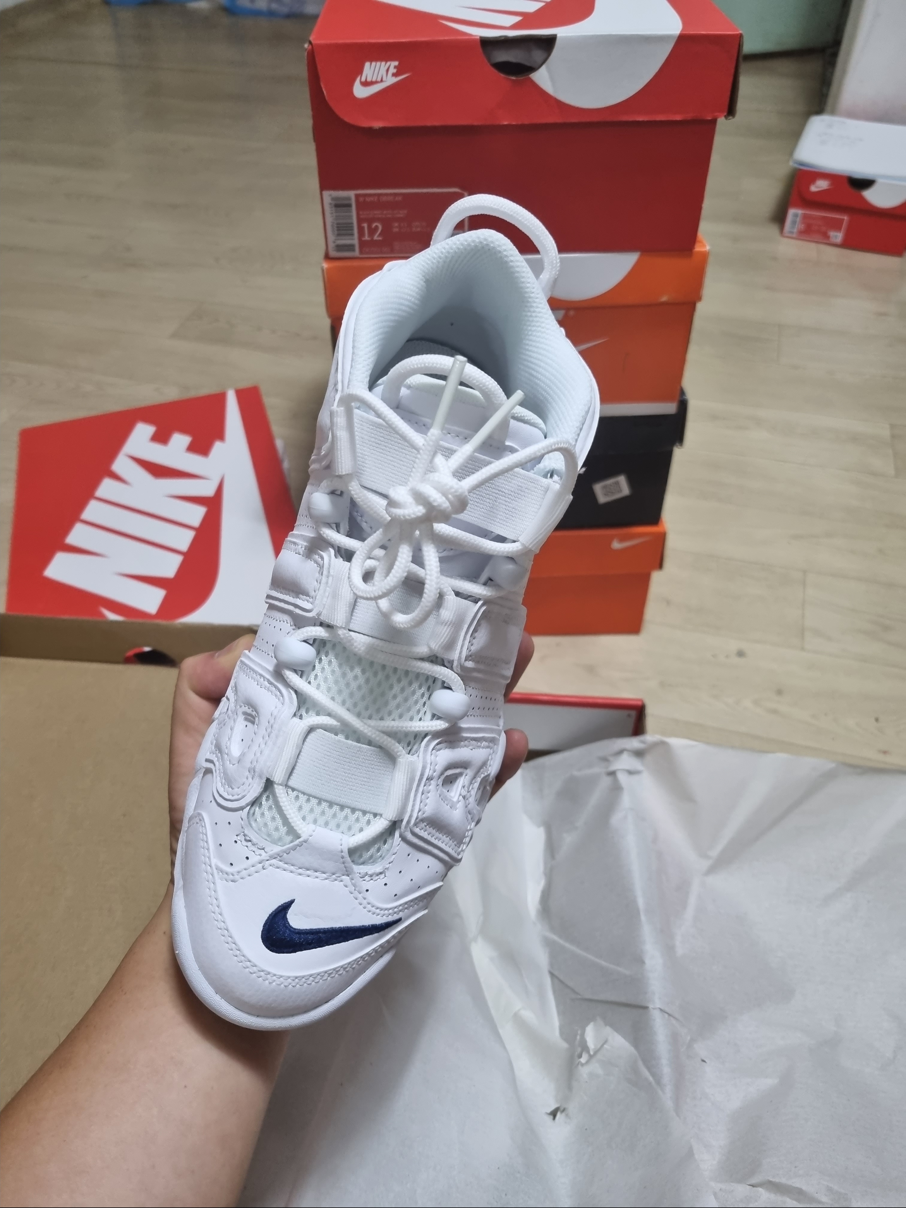 Nike Air More Uptempo 96 White Midnight Navy 착용 스타일 - 2