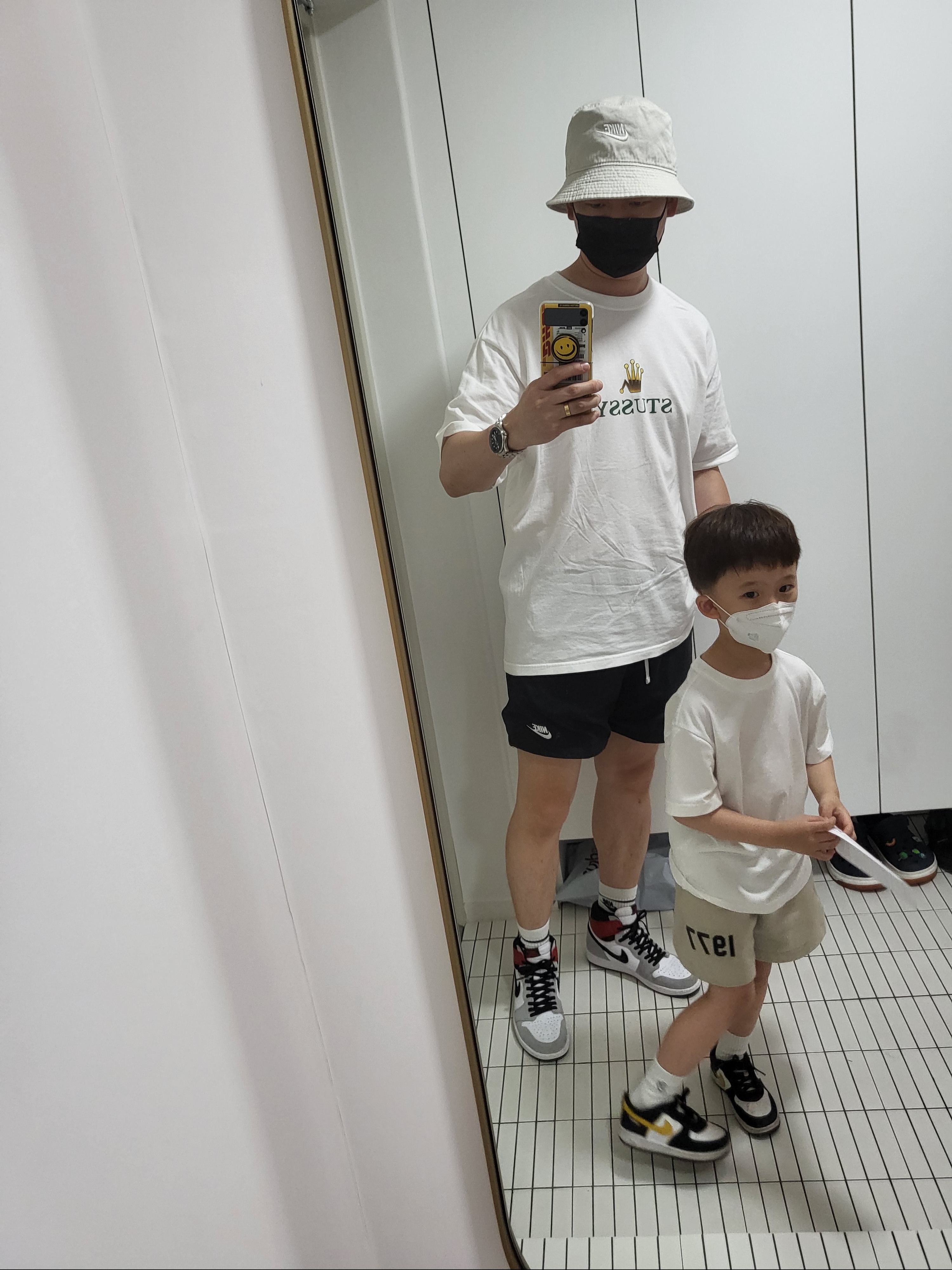 Nike Futura Washed Bucket Hat Light Bone, Stussy Crowned T-Shirt White 착용 스타일
