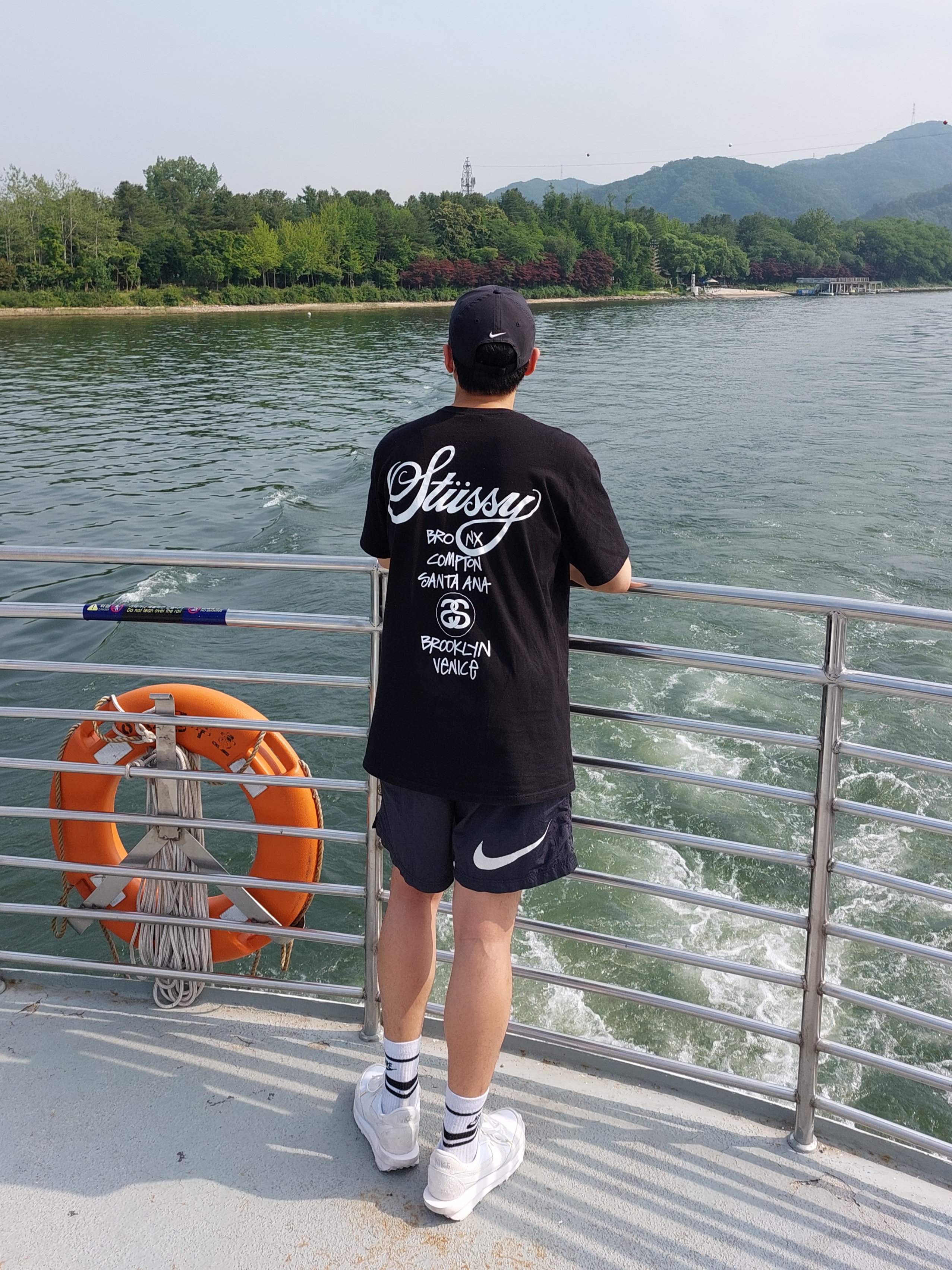 Stussy World Tour T-Shirt Black, Nike x Stussy Water Shorts Off Noir 착용 스타일