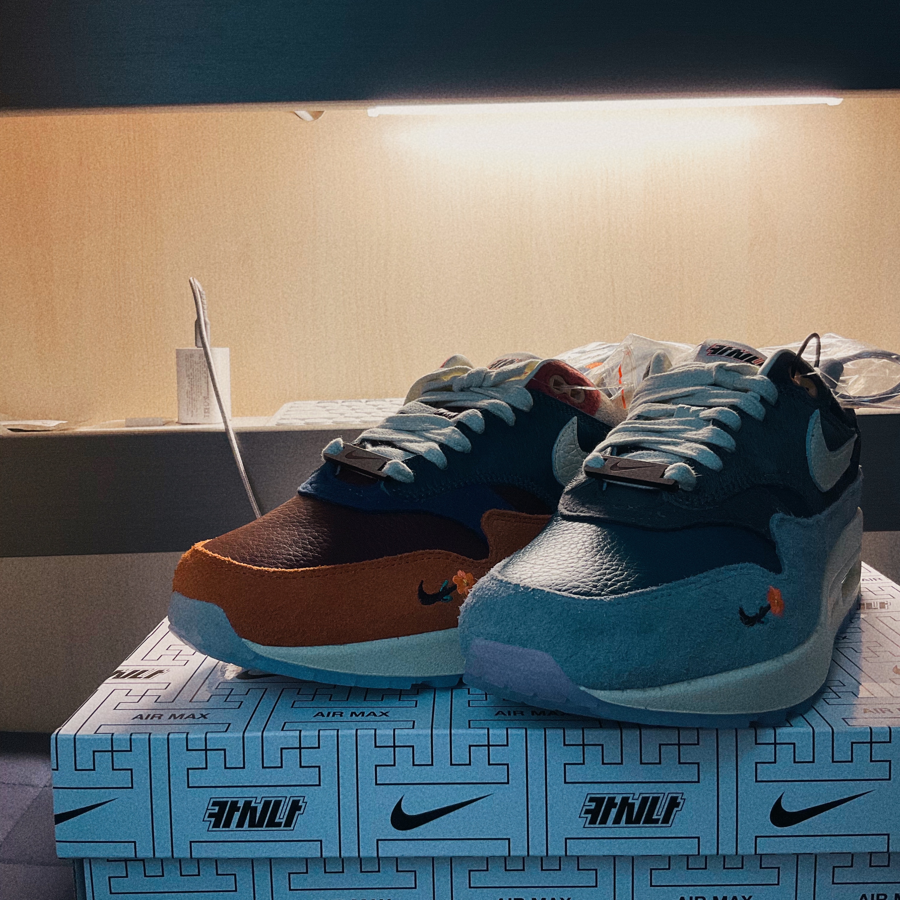 Nike x Kasina Air Max 1 SP Won-Ang Orange, Nike x Kasina Air Max 1 SP Won-Ang Particle Grey 착용 스타일 - 1