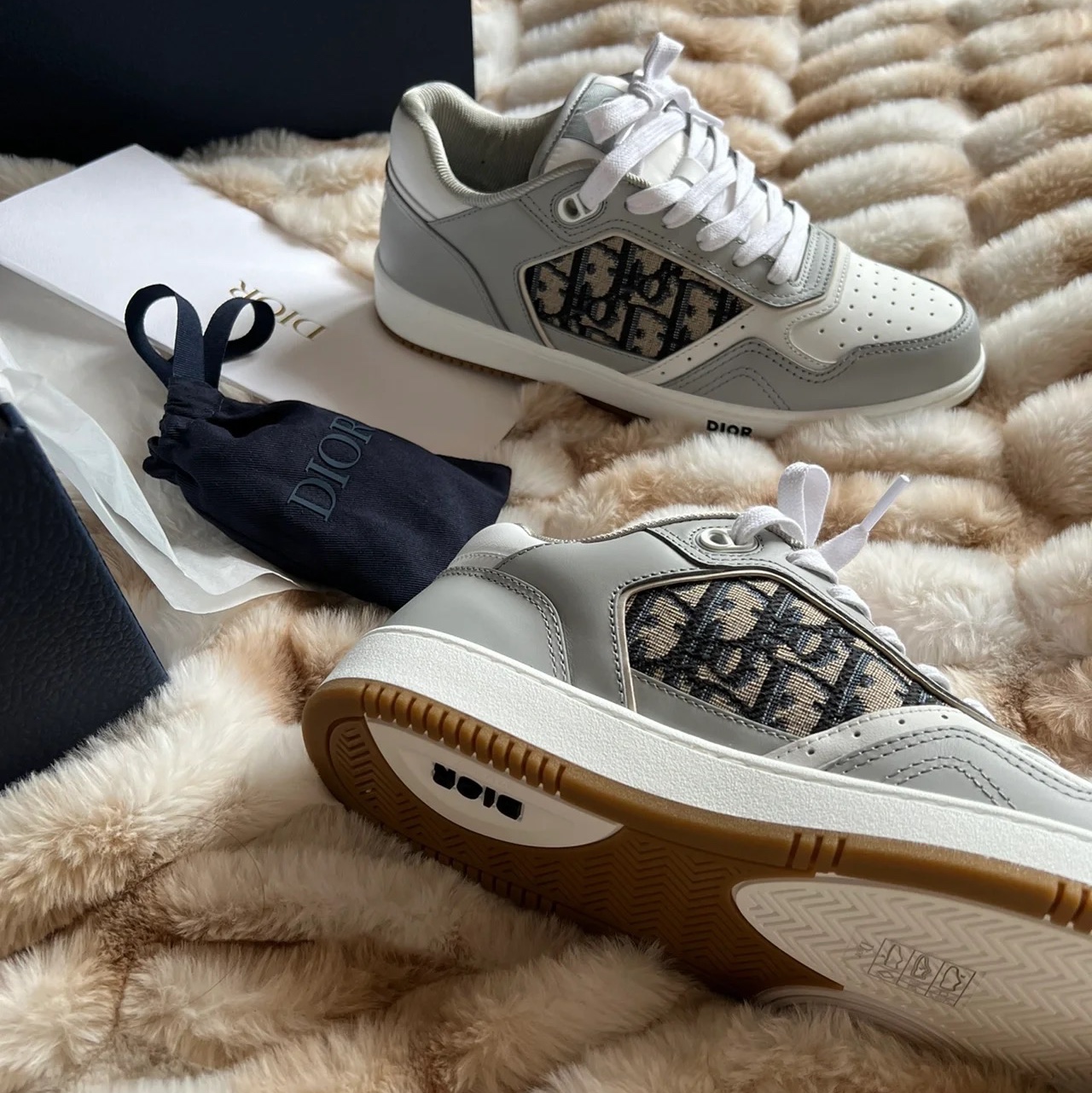 Dior B27 Low-Top Sneakers Gray 착용 스타일 - 3