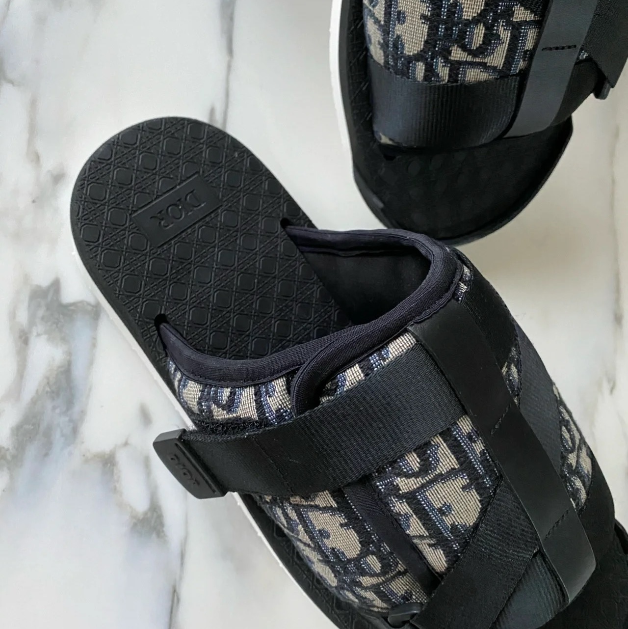 Dior Alpha Sandal Beige & Black Dior Oblique Jacquard 착용 스타일 - 4