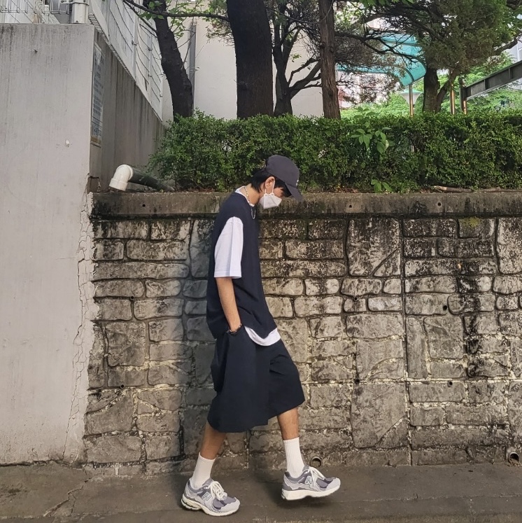 New Balance 2002R Protection Pack Rain Cloud 착용 스타일