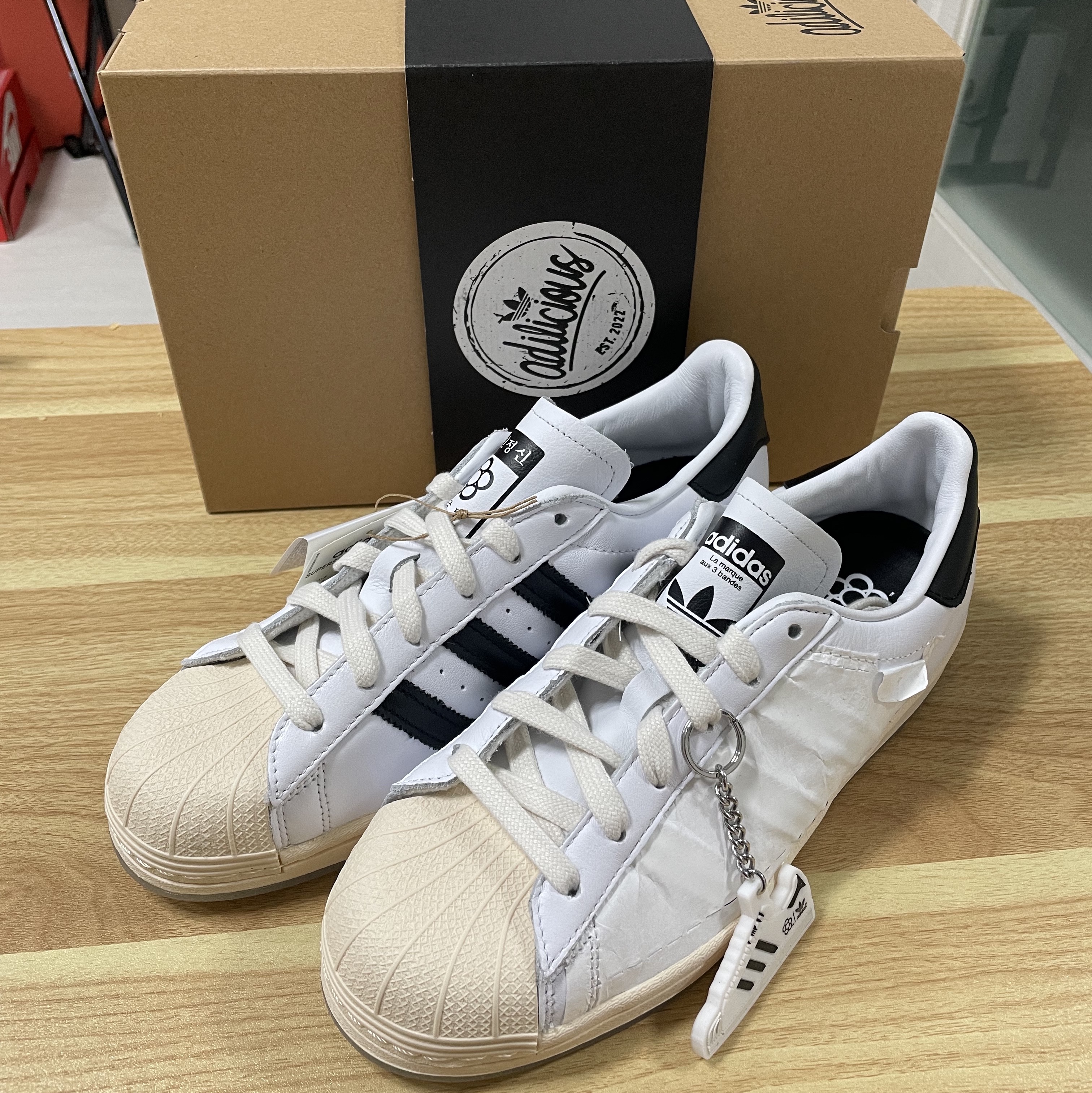 Adidas x Taegeukdang Superstar White Black 착용 스타일 - 1