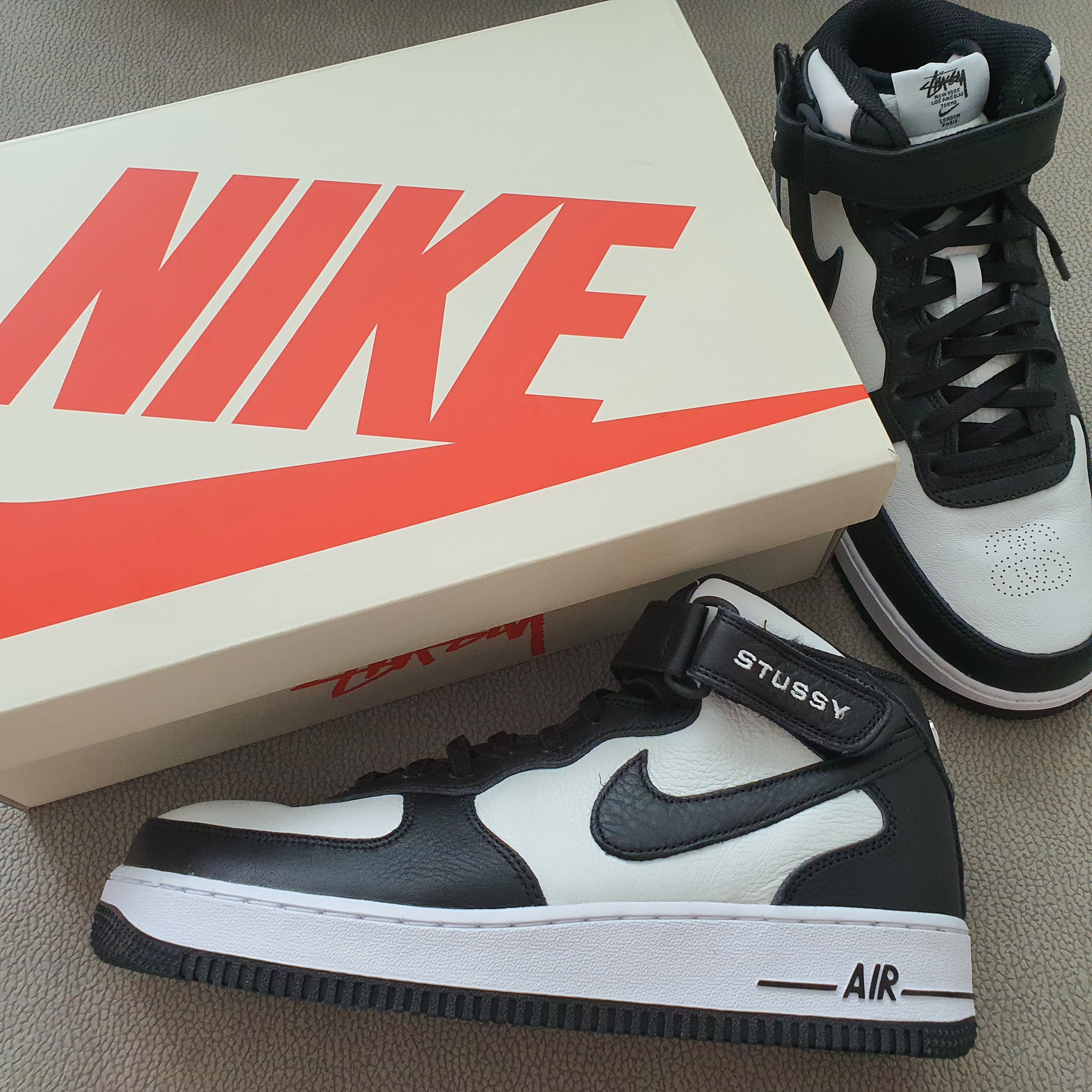 Nike x Stussy Air Force 1 '07 Mid SP Black and Light Bone 착용 스타일 - 1