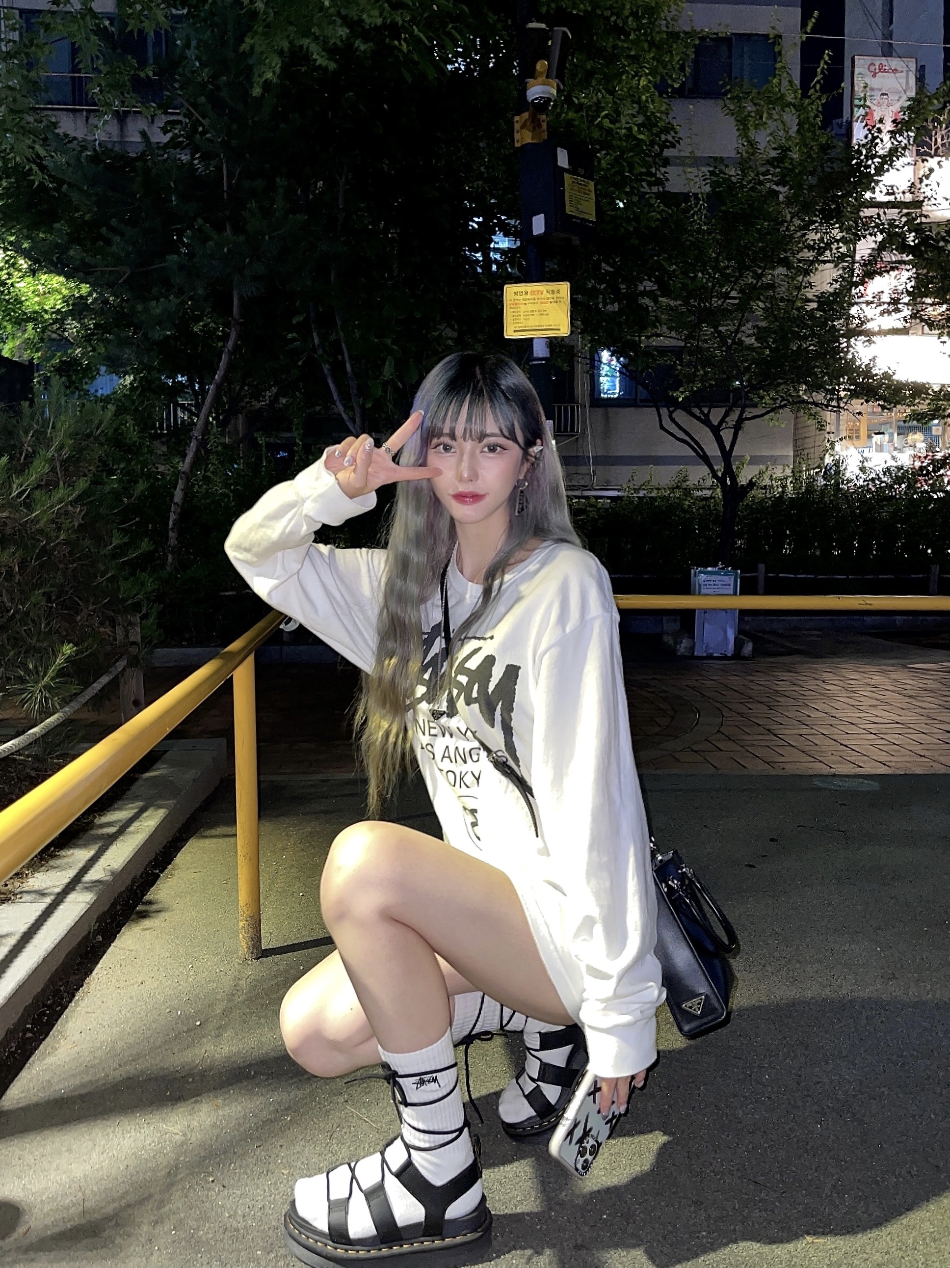 Stussy World Tour LS T-Shirt White, Stussy Small Stock Crew Socks White (3 Pack) 착용 스타일 - 1