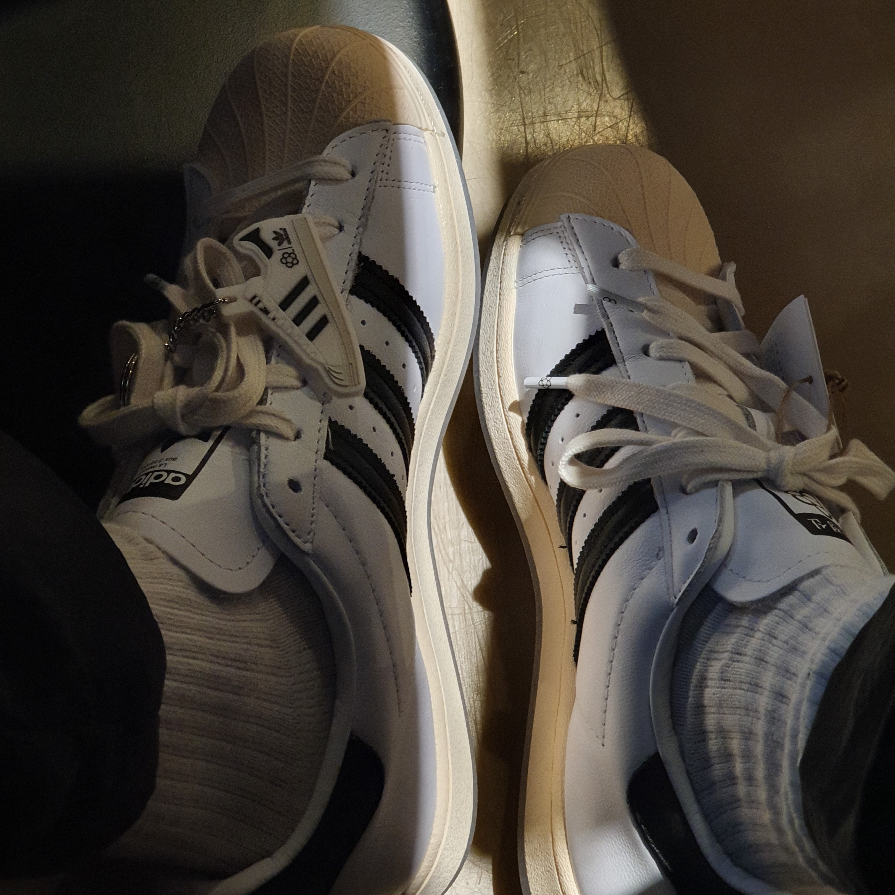 Adidas x Taegeukdang Superstar White Black 착용 스타일 - 2