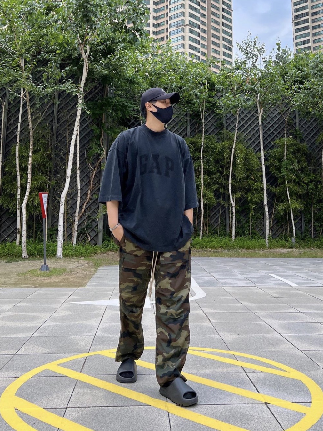 Yeezy Gap Engineered By Balenciaga Dove 3/4 Sleeve T-Shirt Washed Black, Adidas Yeezy Slide Onyx 착용 스타일 - 1