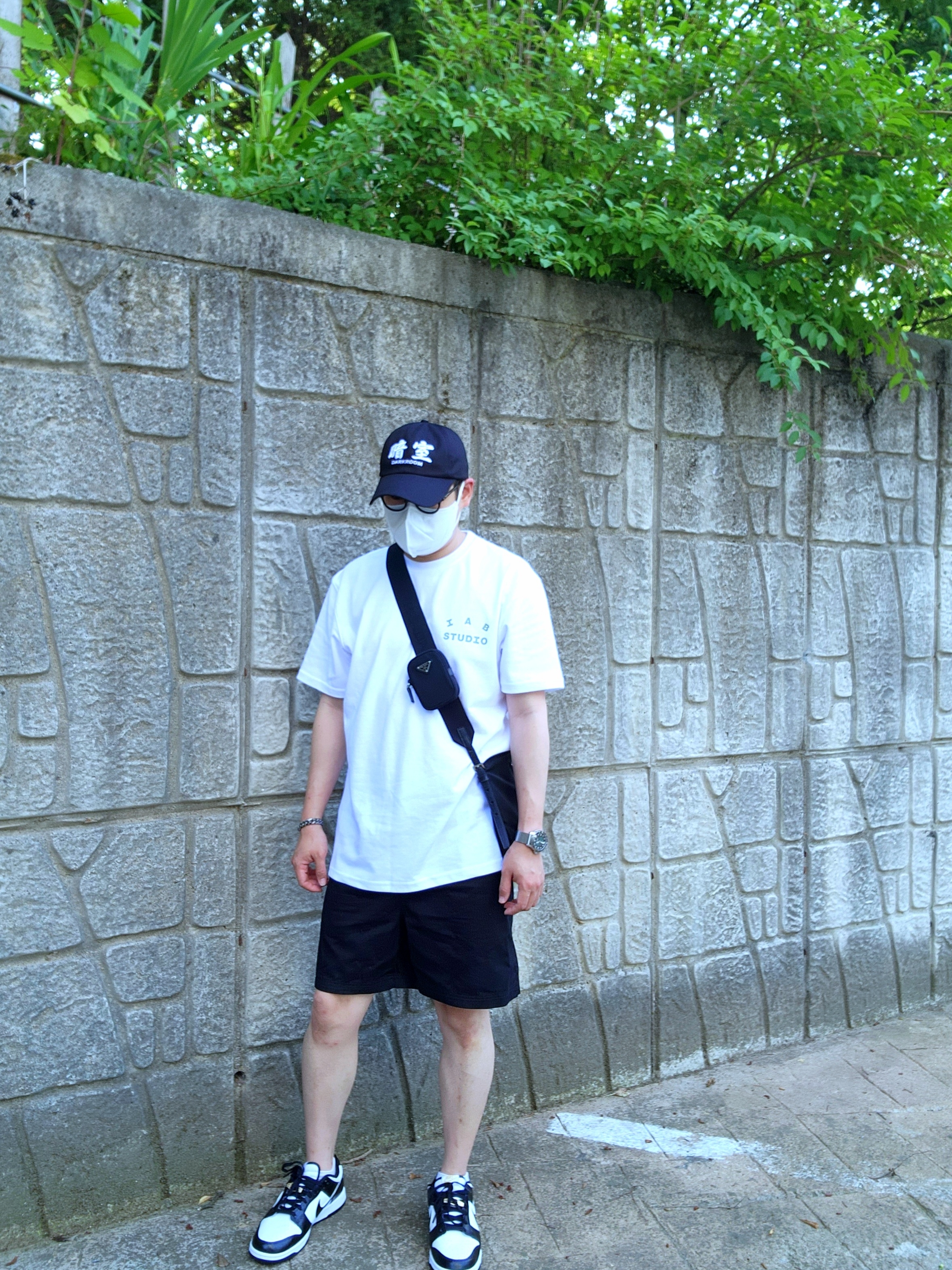 Nike Dunk Low Retro SE Black, Prada Nylon and Saffiano Leather Shoulder Bag Black 착용 스타일 - 1