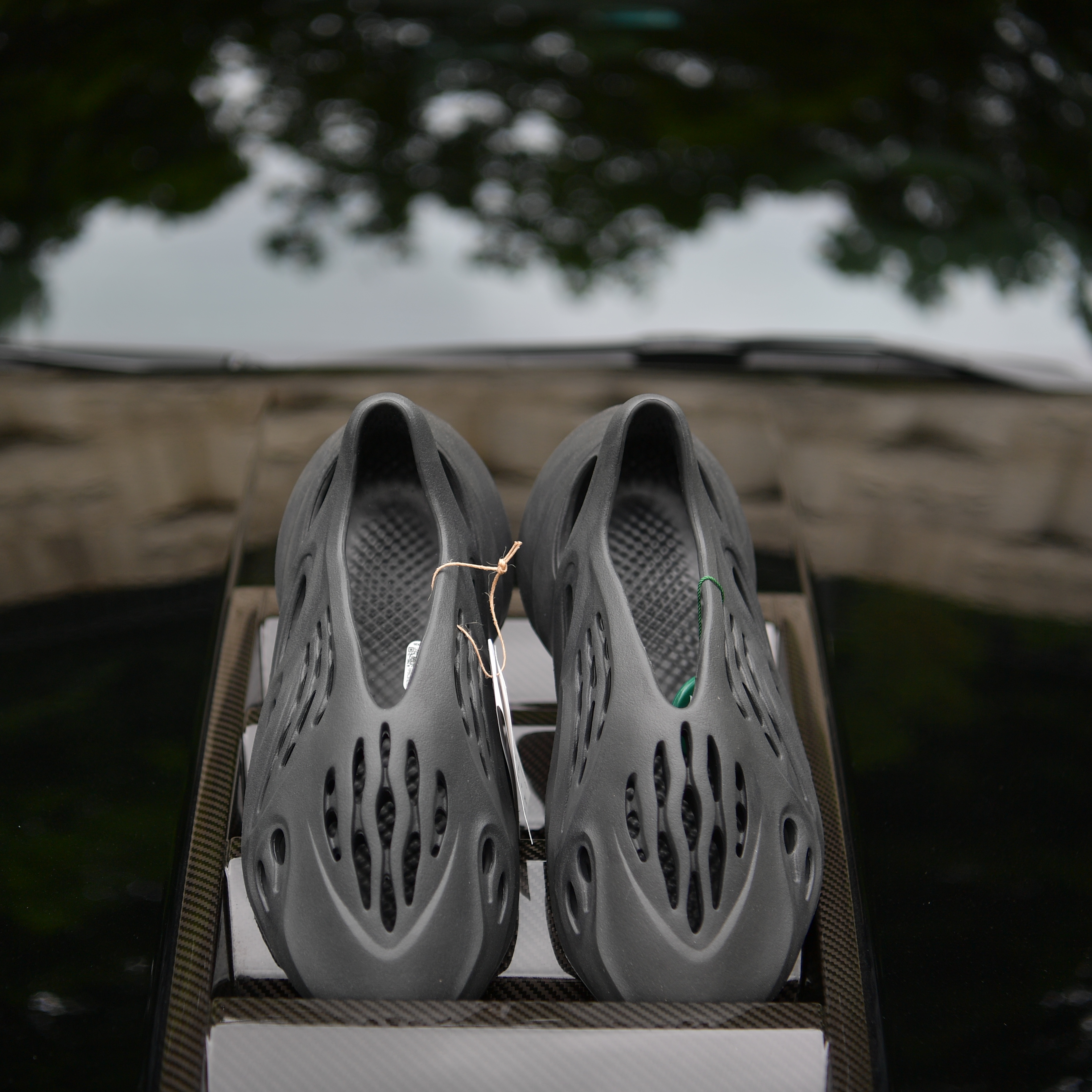 Adidas Yeezy Foam RNNR Onyx 착용 스타일 - 5