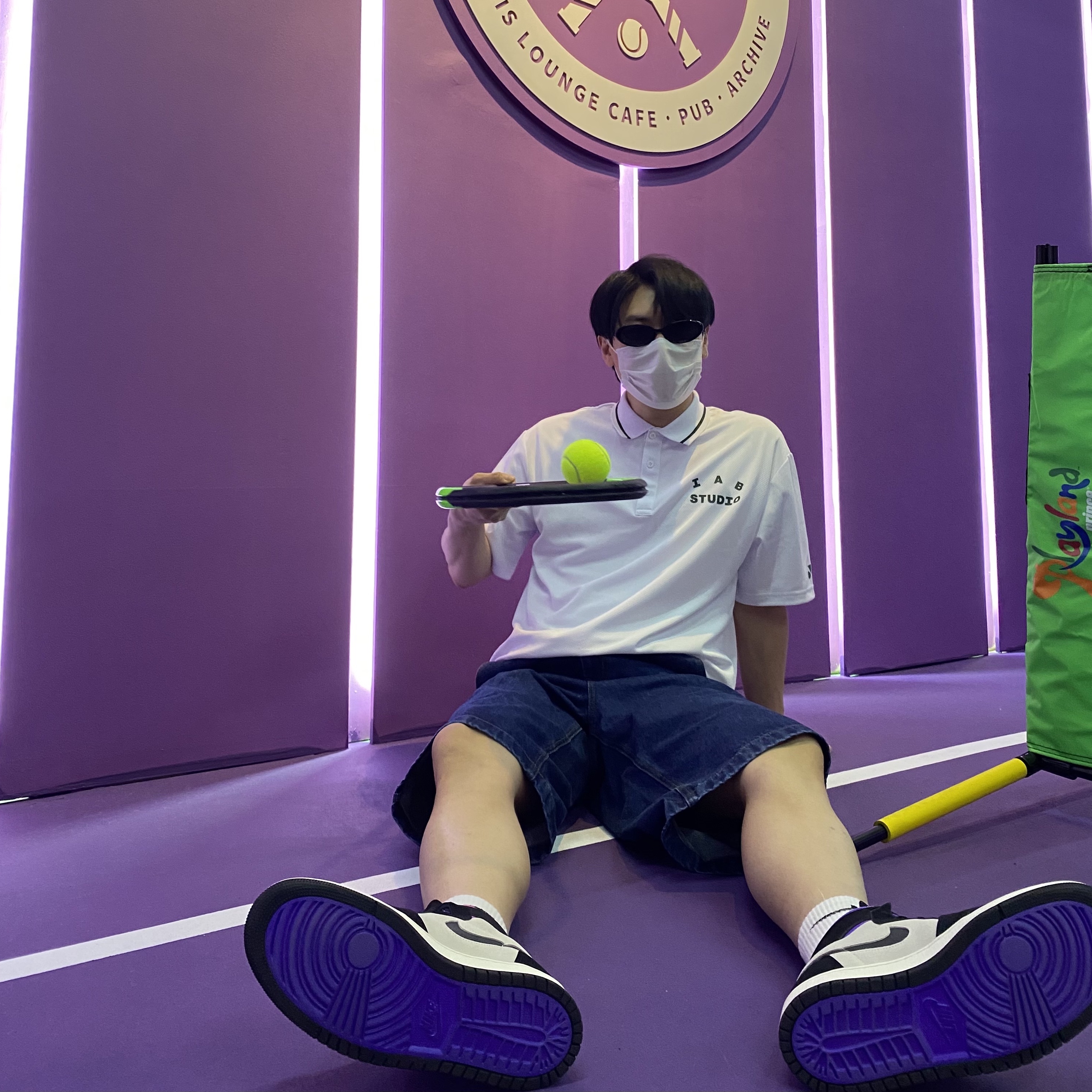 Jordan 1 x Paris Saint-Germain Zoom Air CMFT, IAB Studio x Yonex Game Shirt White 착용 스타일 - 1