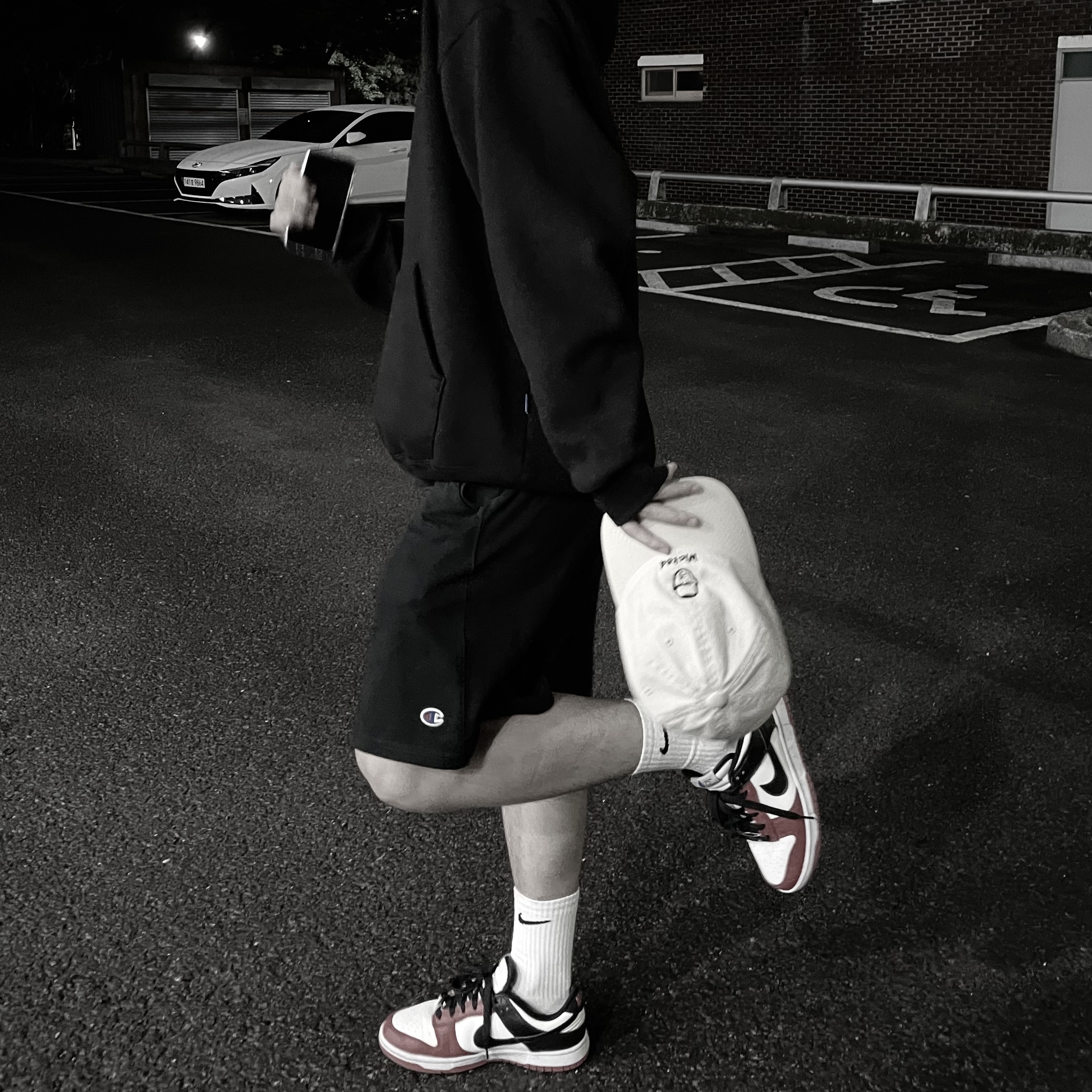 Nike x NBA Dunk Low Retro EMB Black and Chile Red 착용 스타일