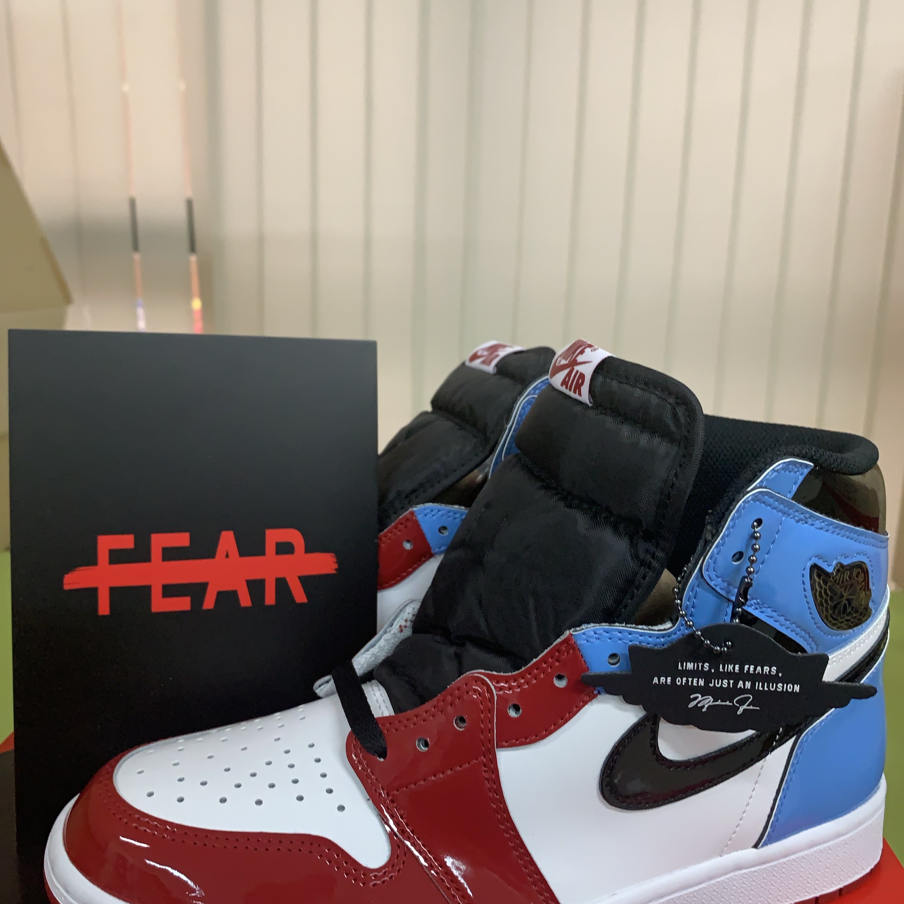 Jordan 1 Retro High Fearless UNC Chicago 착용 스타일 - 4