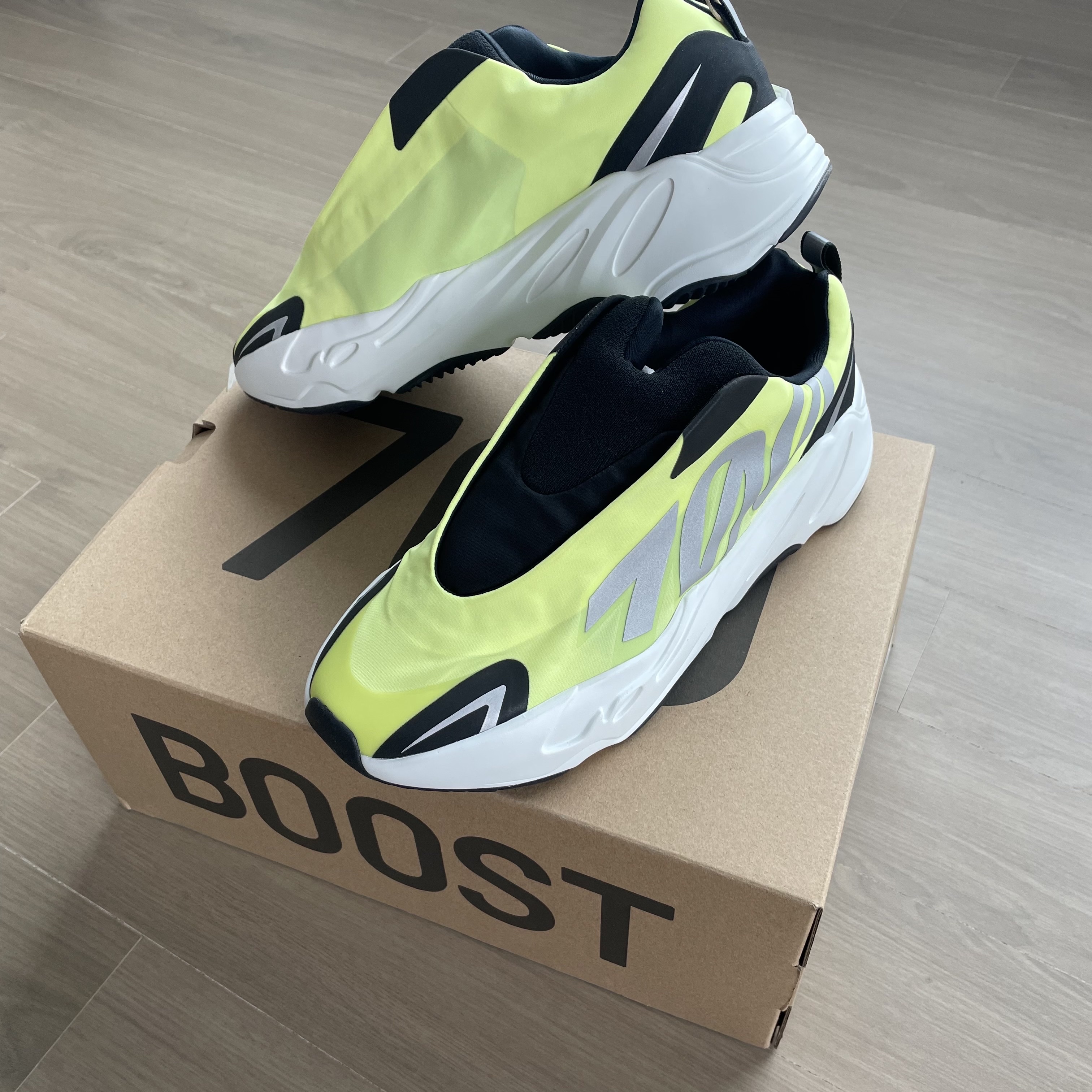 Adidas Yeezy Boost 700 MNVN Phosphor 착용 스타일 - 1