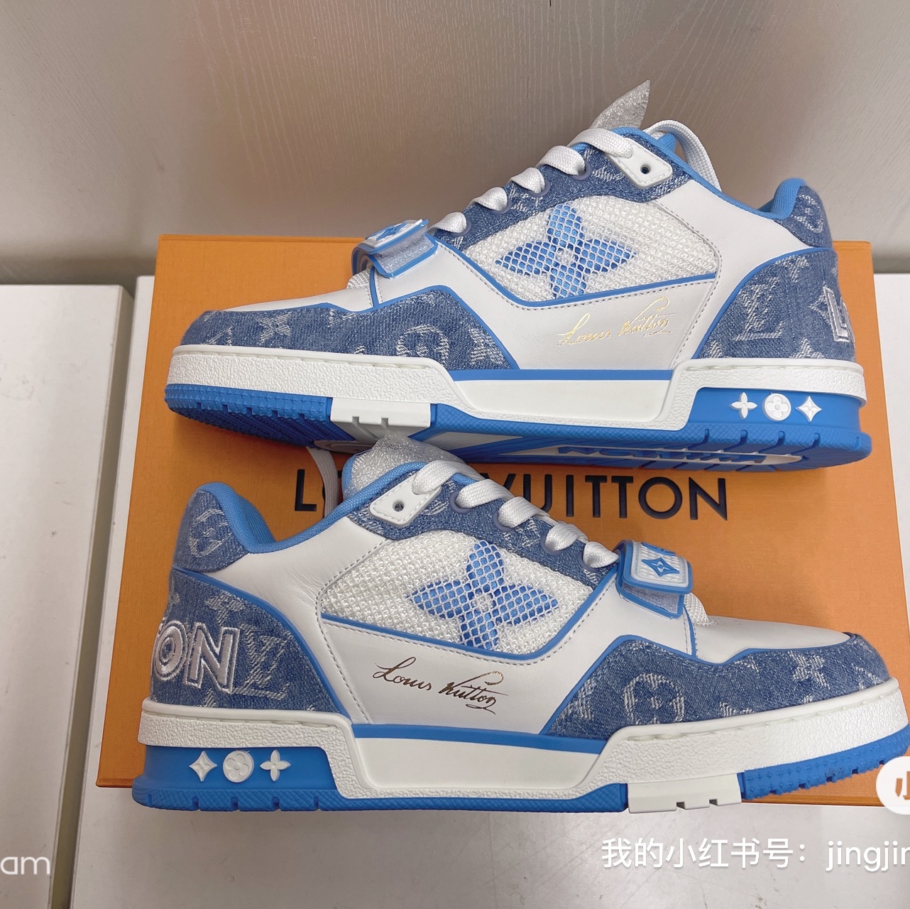 Louis Vuitton Velcro Strap LV Trainer Sneaeker Monogram Denim Marine 착용 스타일 - 2