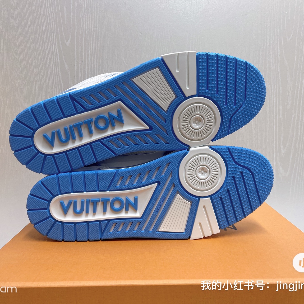Louis Vuitton Velcro Strap LV Trainer Sneaeker Monogram Denim Marine 착용 스타일 - 3