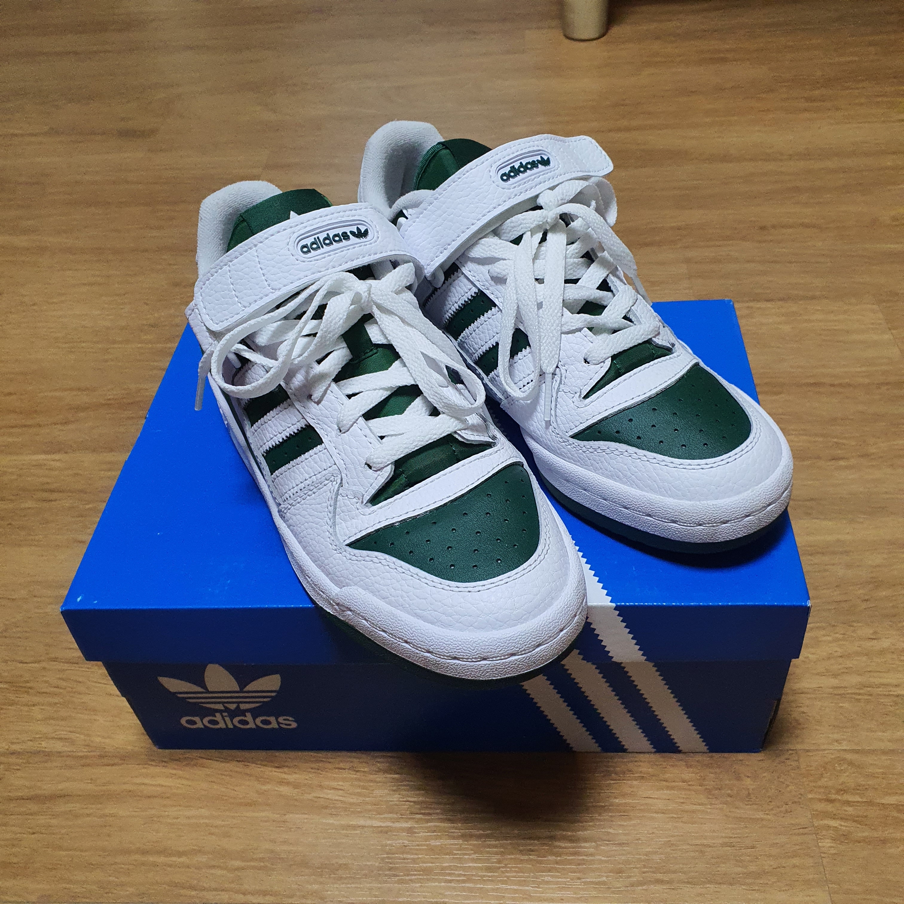 Adidas Forum Low White Collegiate Green 착용 스타일 - 1