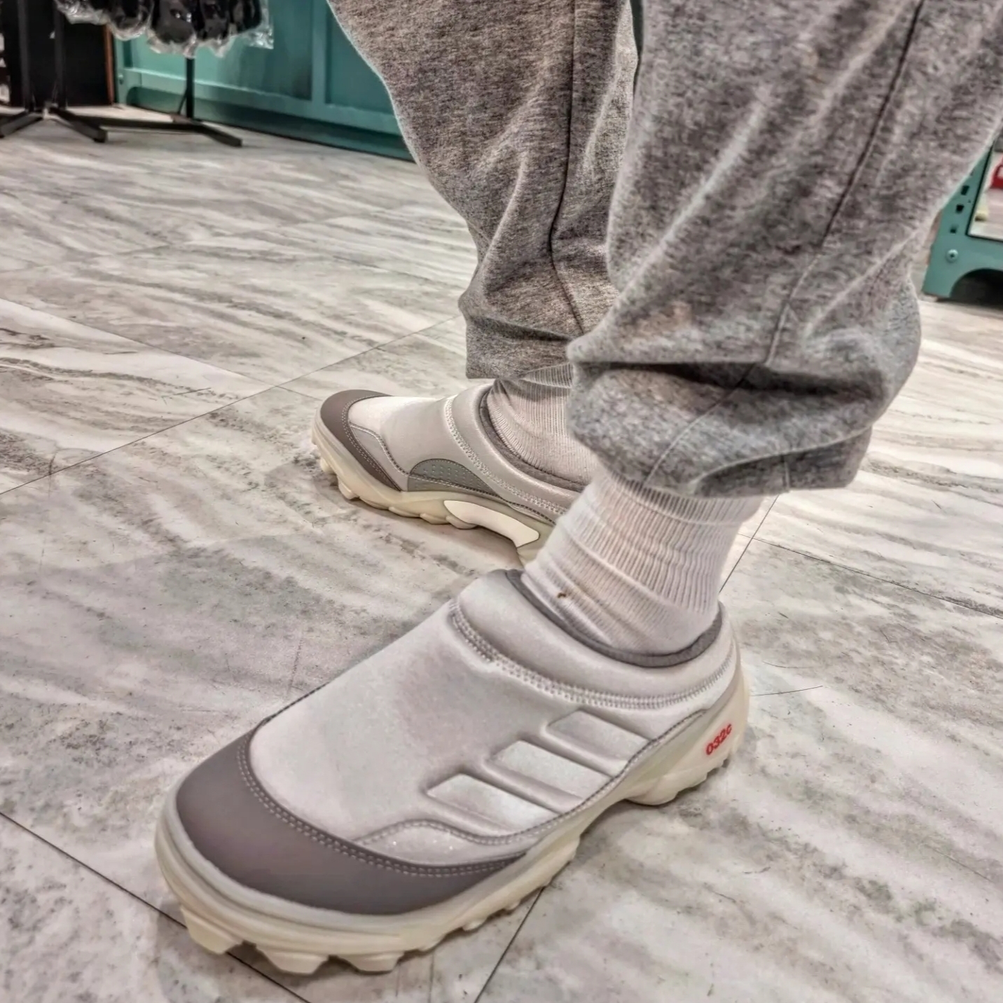 Adidas x 032c GSG Mule Grey 착용 스타일 - 2