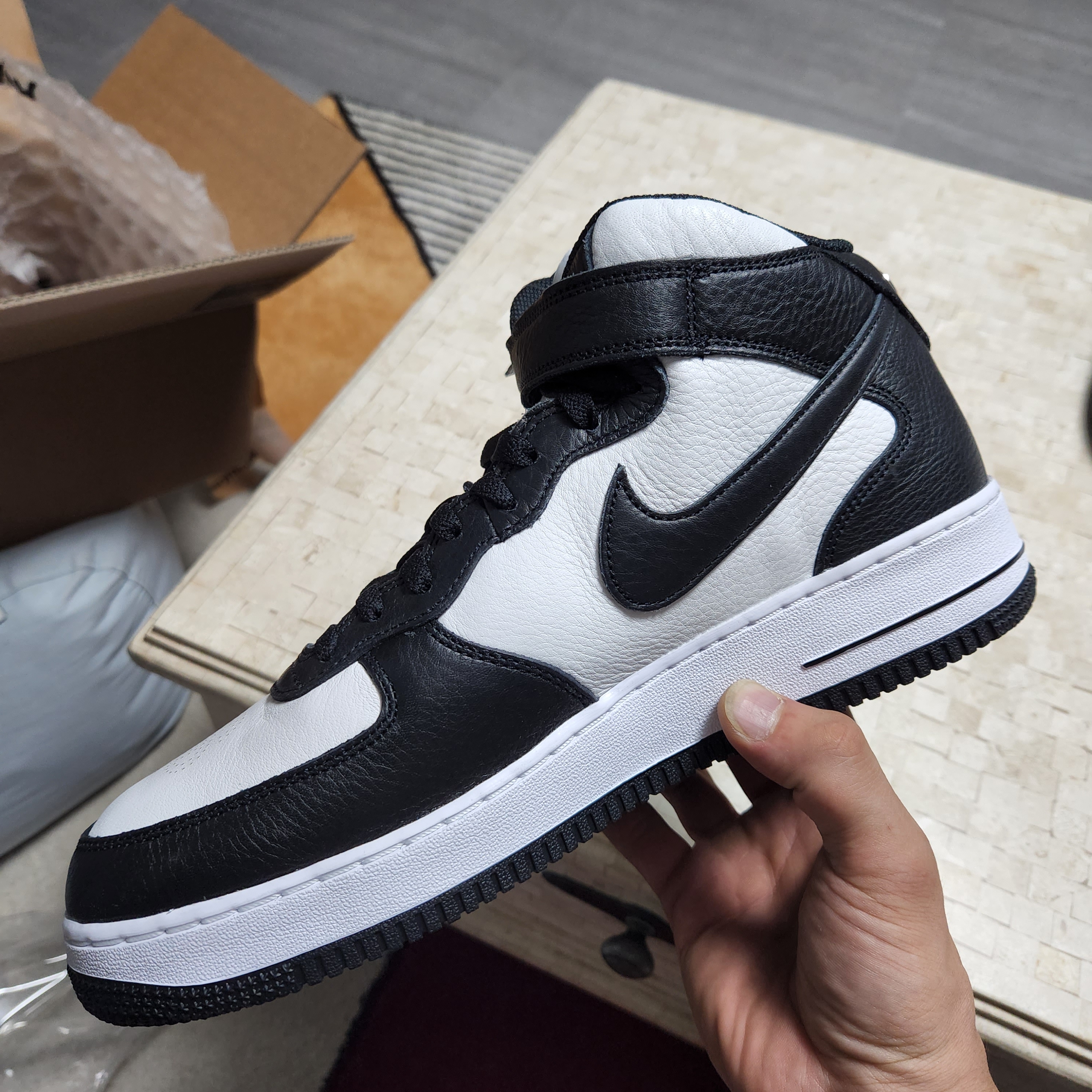 Nike x Stussy Air Force 1 '07 Mid SP Black and Light Bone 착용 스타일 - 1