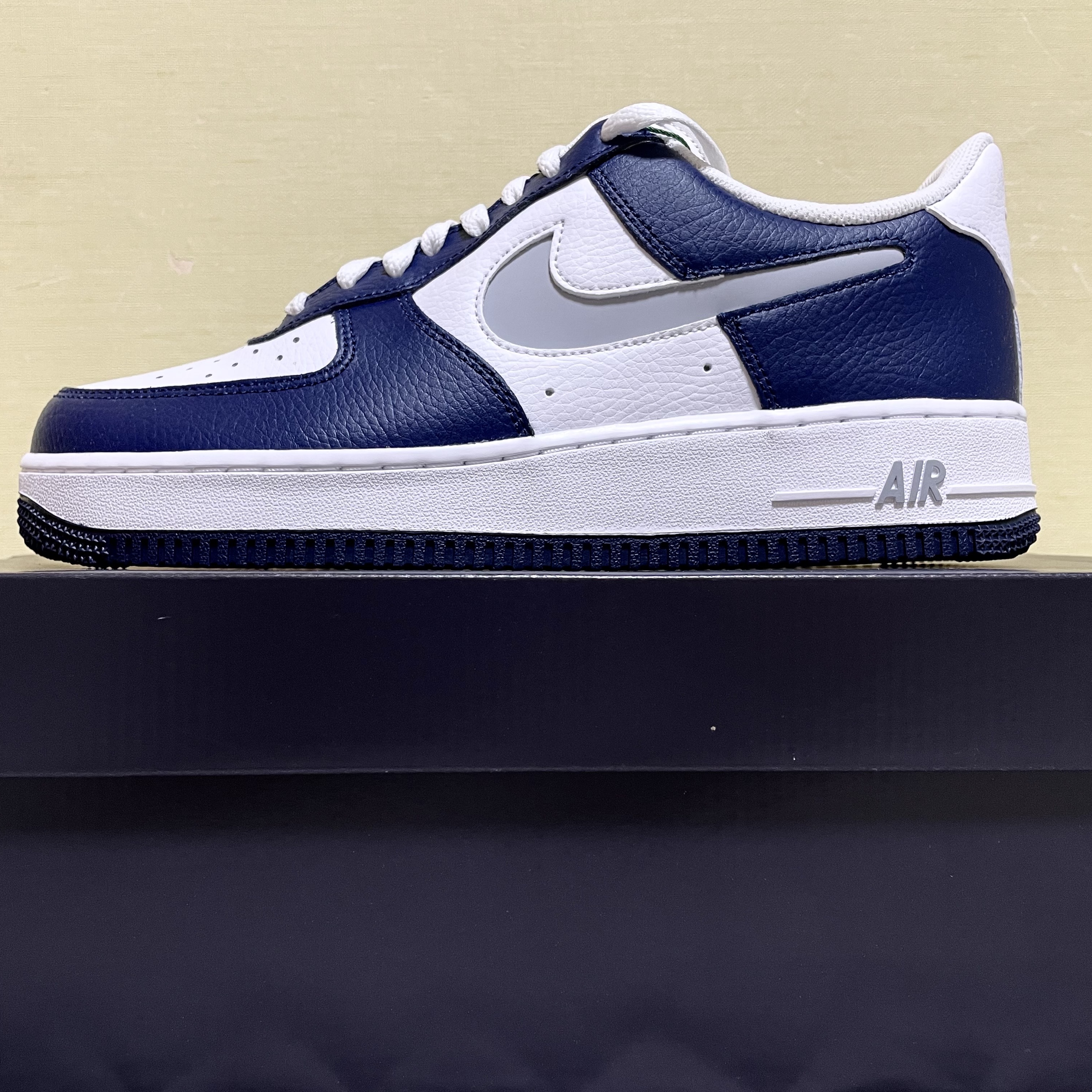 Nike Air Force 1 '07 Cut Out Swoosh Midnight Navy 착용 스타일 - 1
