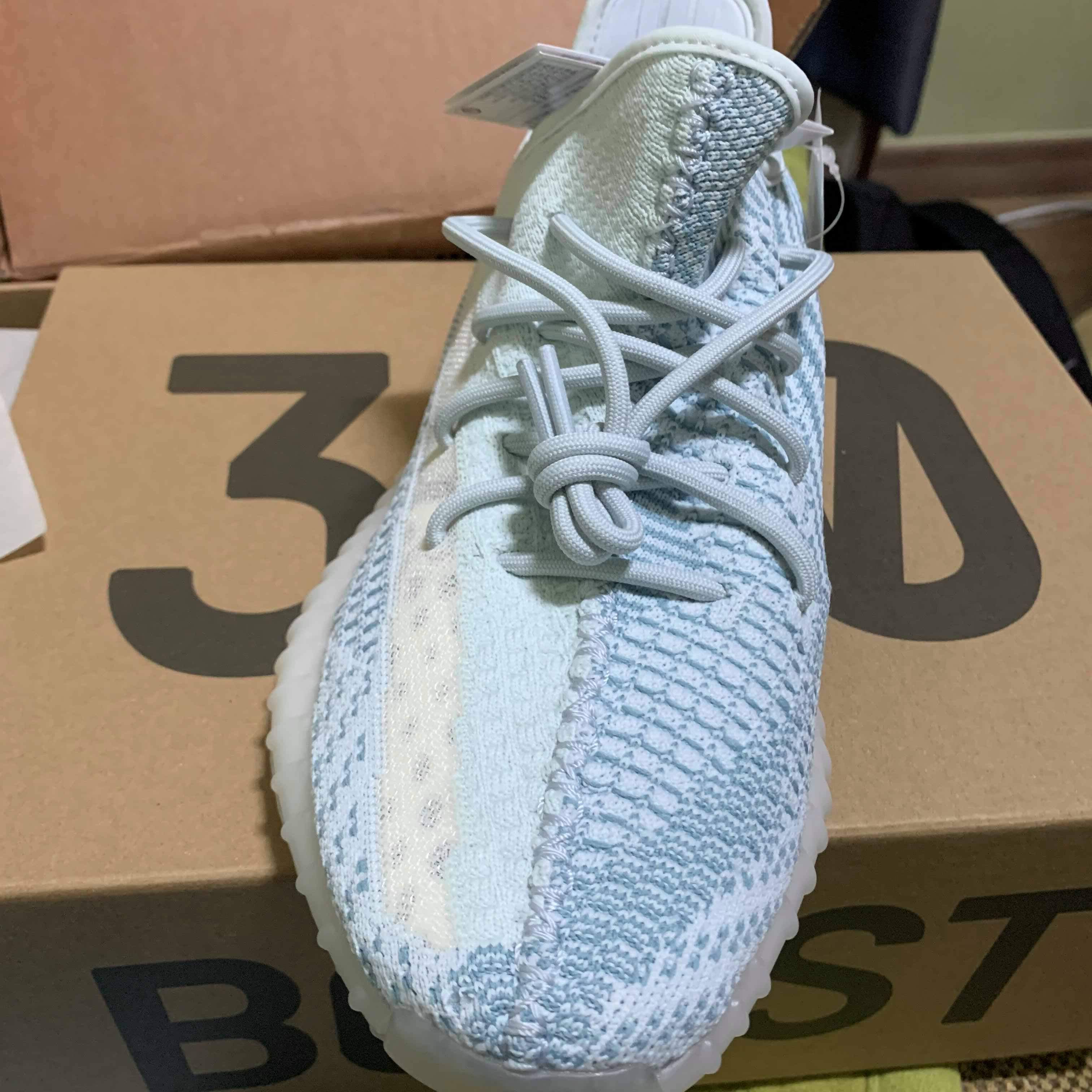 Adidas Yeezy Boost 350 V2 Cloud White - Non-Reflective 착용 스타일