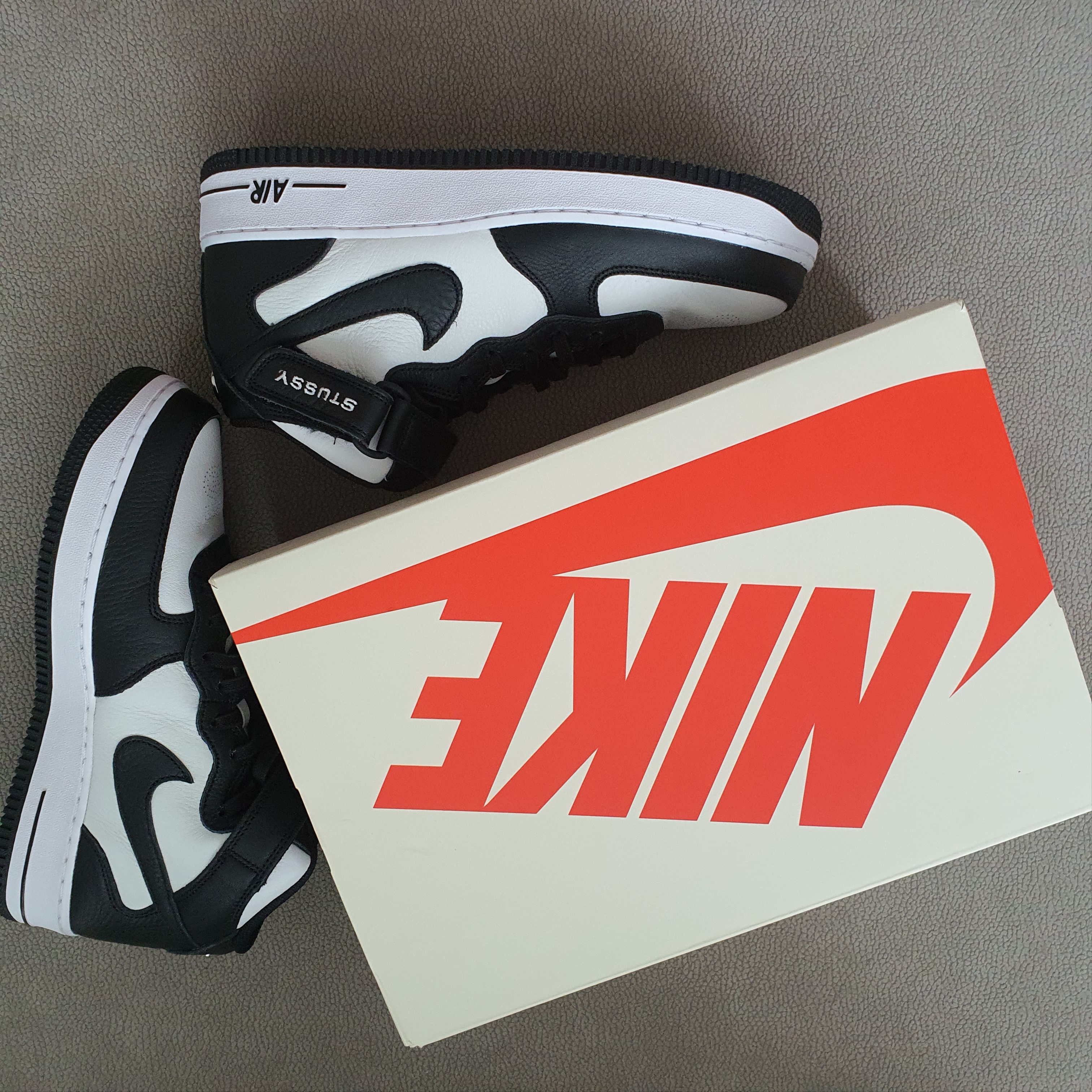 Nike x Stussy Air Force 1 '07 Mid SP Black and Light Bone 착용 스타일 - 3