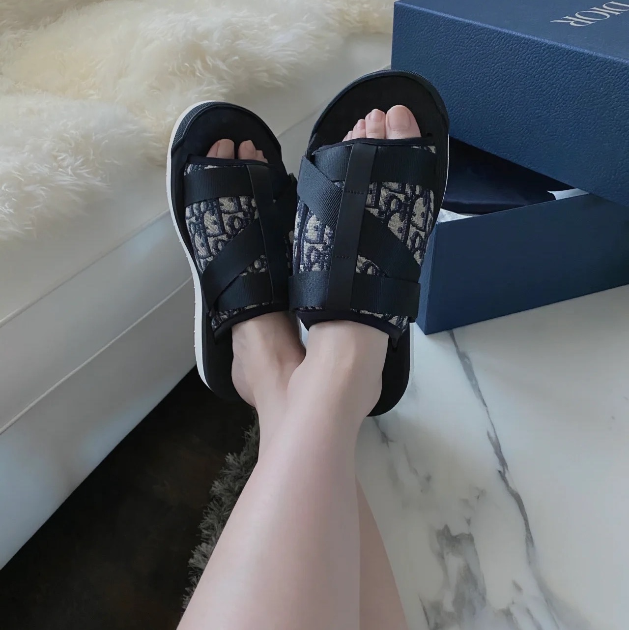 Dior Alpha Sandal Beige & Black Dior Oblique Jacquard 착용 스타일 - 1