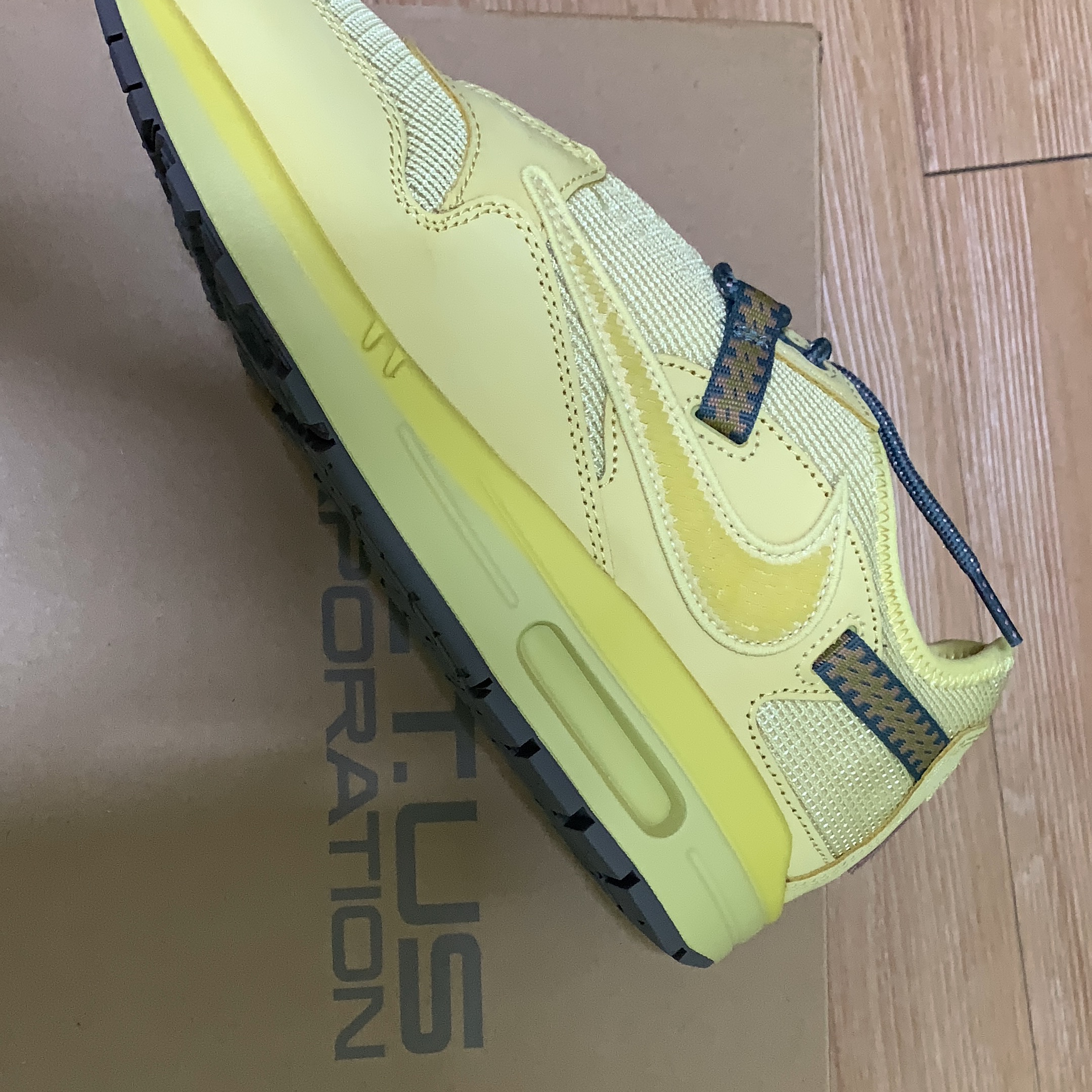 Nike x Travis Scott Air Max 1 Cact.us Gold 착용 스타일