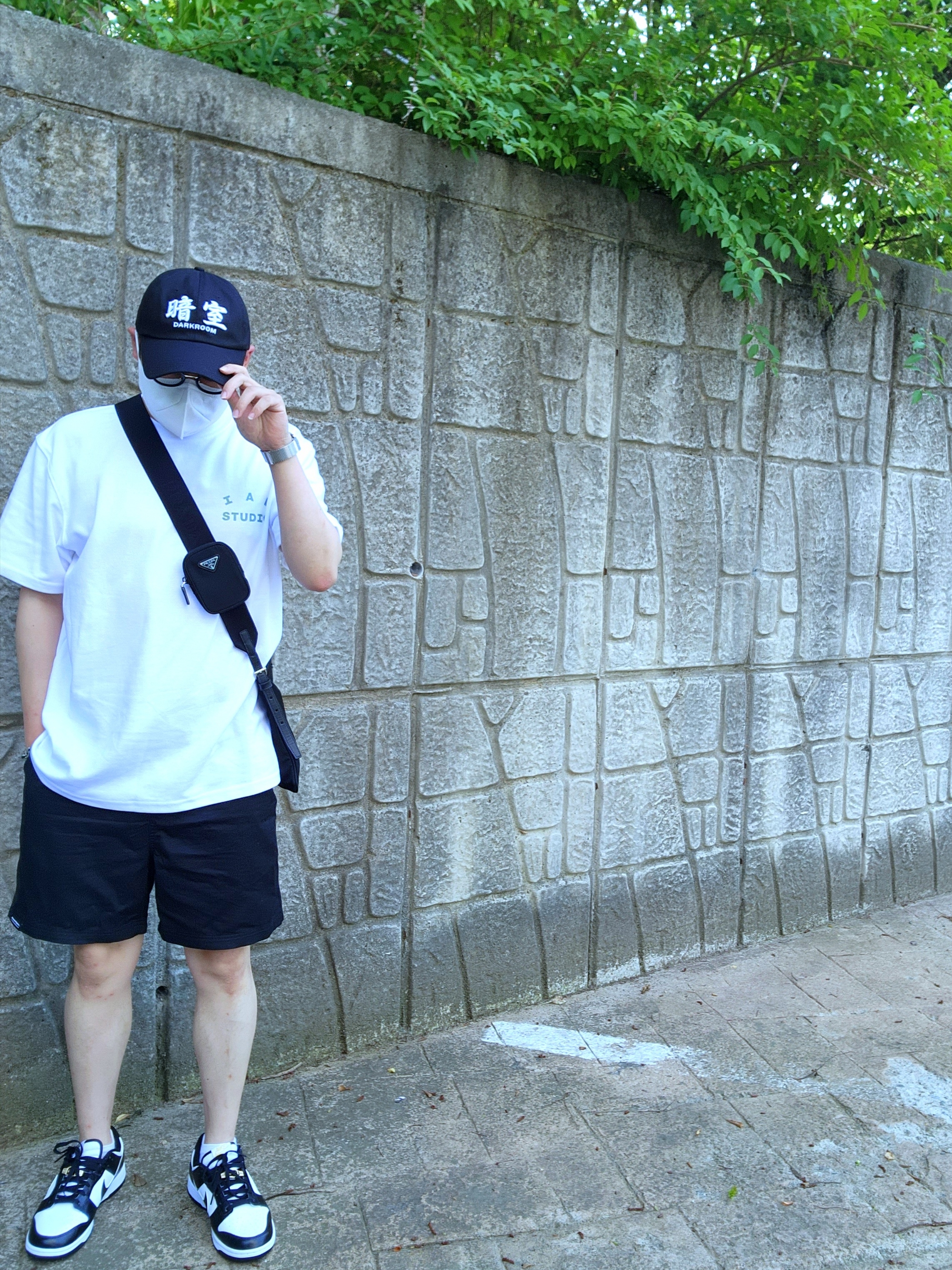 Nike Dunk Low Retro SE Black, Prada Nylon and Saffiano Leather Shoulder Bag Black 착용 스타일 - 2