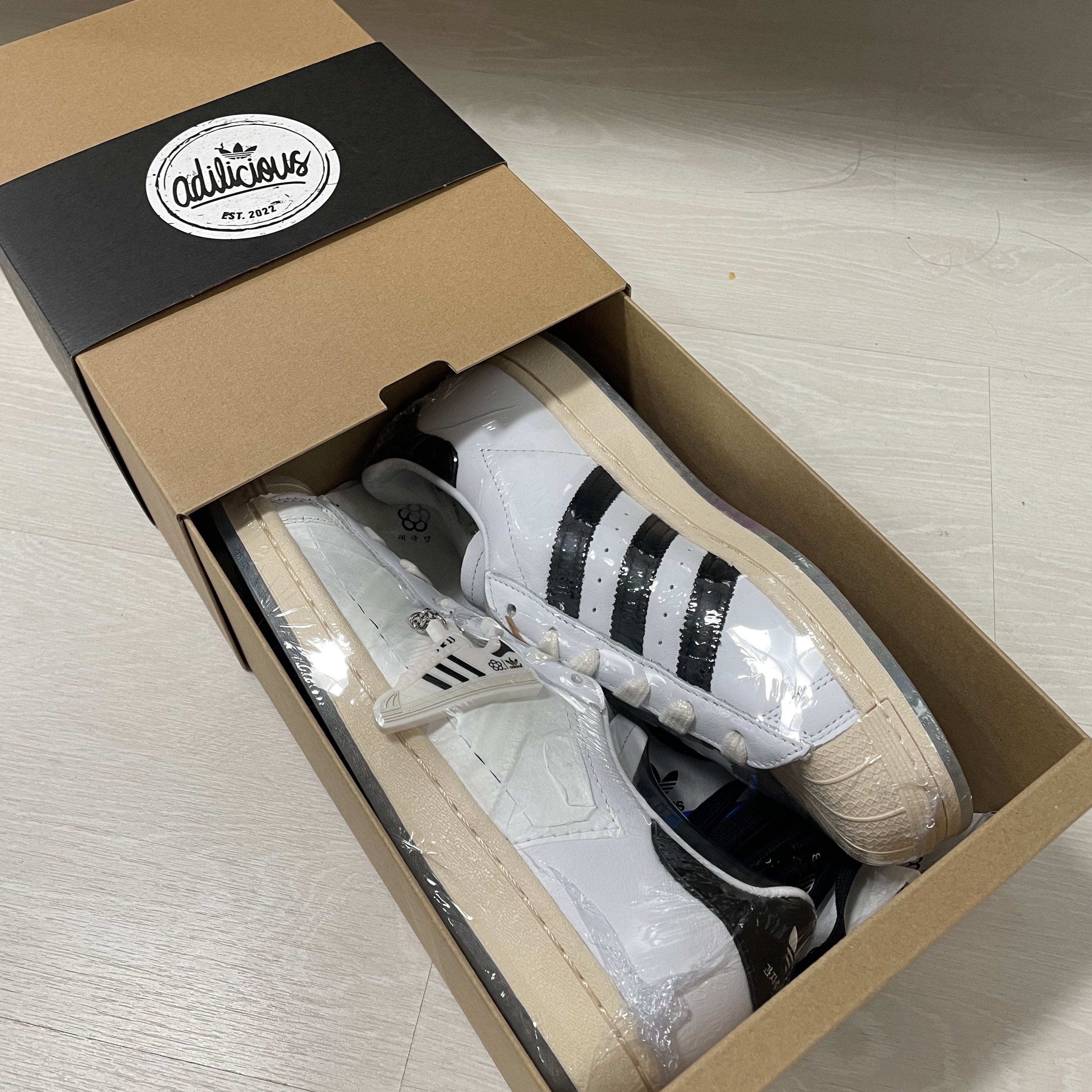 Adidas x Taegeukdang Superstar White Black 착용 스타일 - 3
