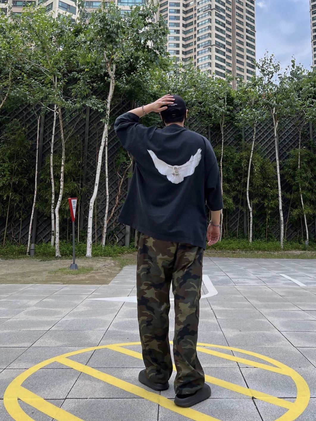 Yeezy Gap Engineered By Balenciaga Dove 3/4 Sleeve T-Shirt Washed Black, Adidas Yeezy Slide Onyx 착용 스타일 - 2