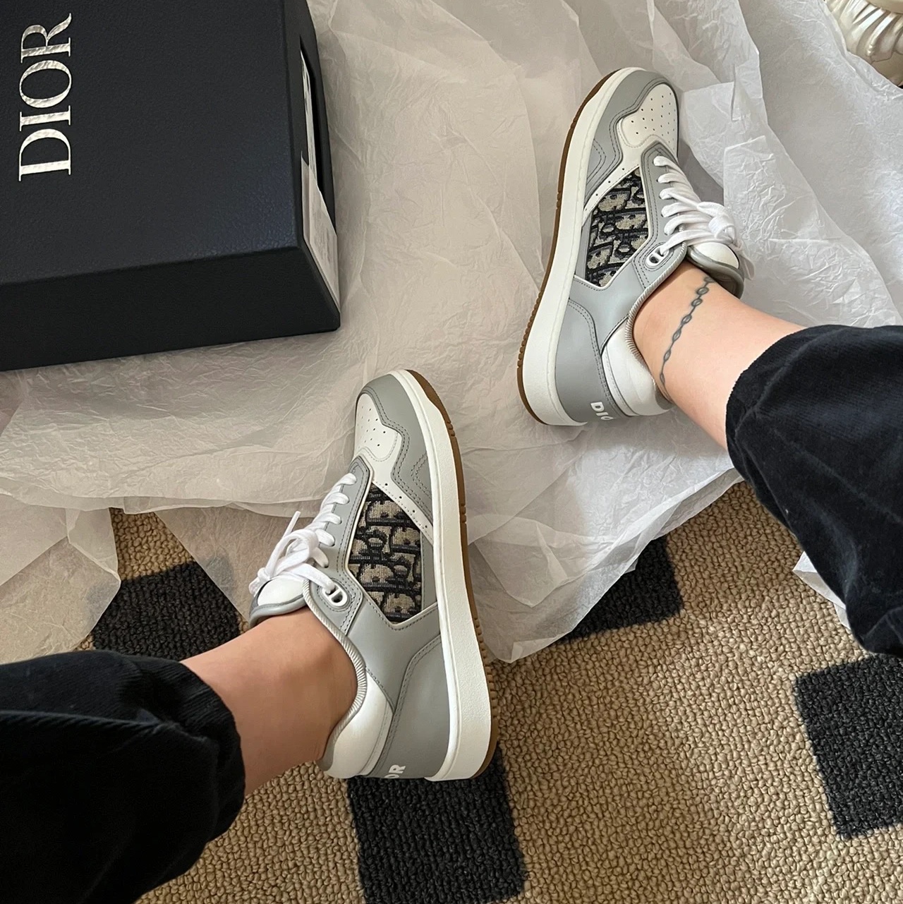 Dior B27 Low-Top Sneakers Gray 착용 스타일 - 1