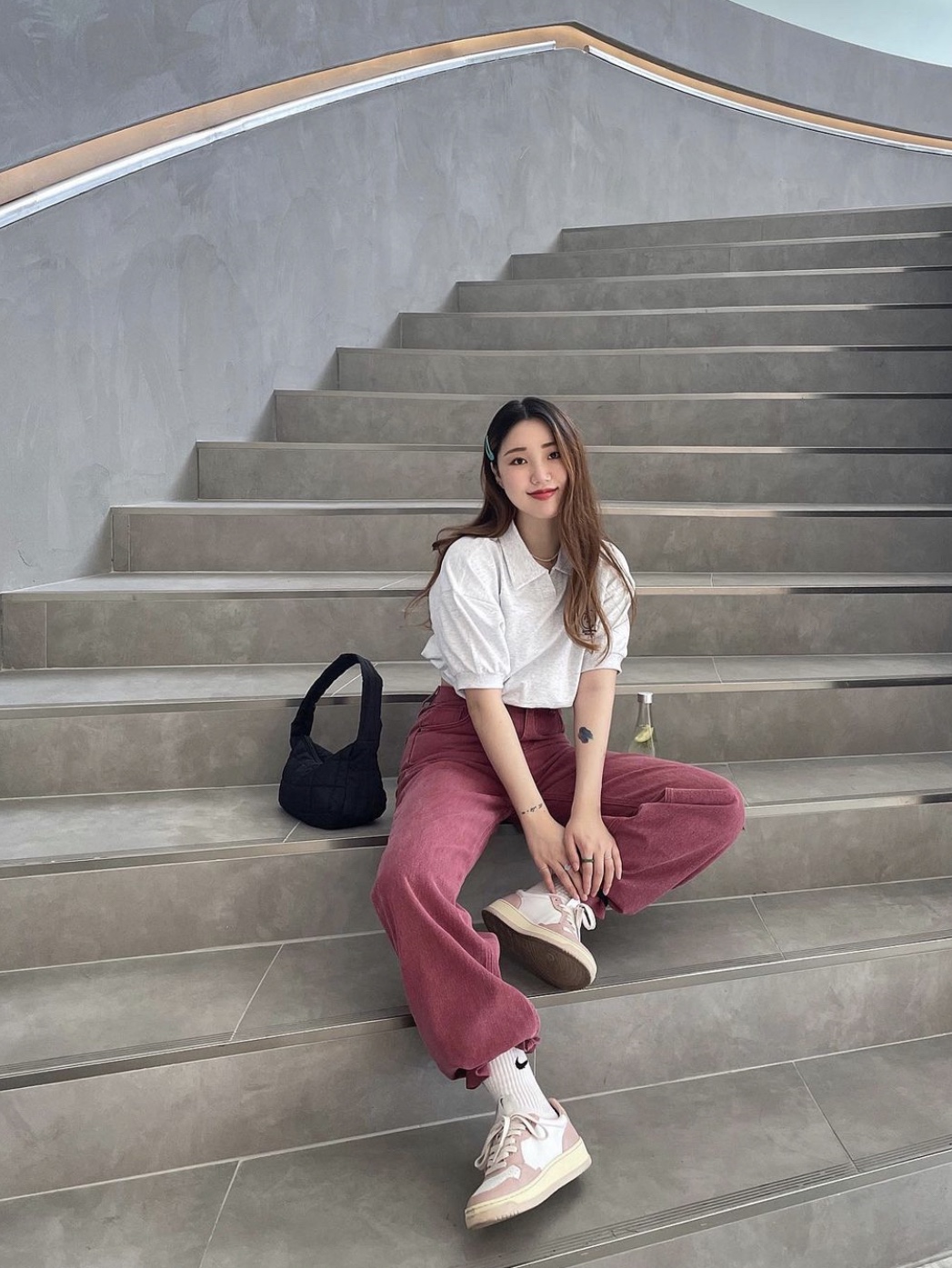 (W) Autry Medalist Low Leather Sneakers Pink White 착용 스타일 - 2