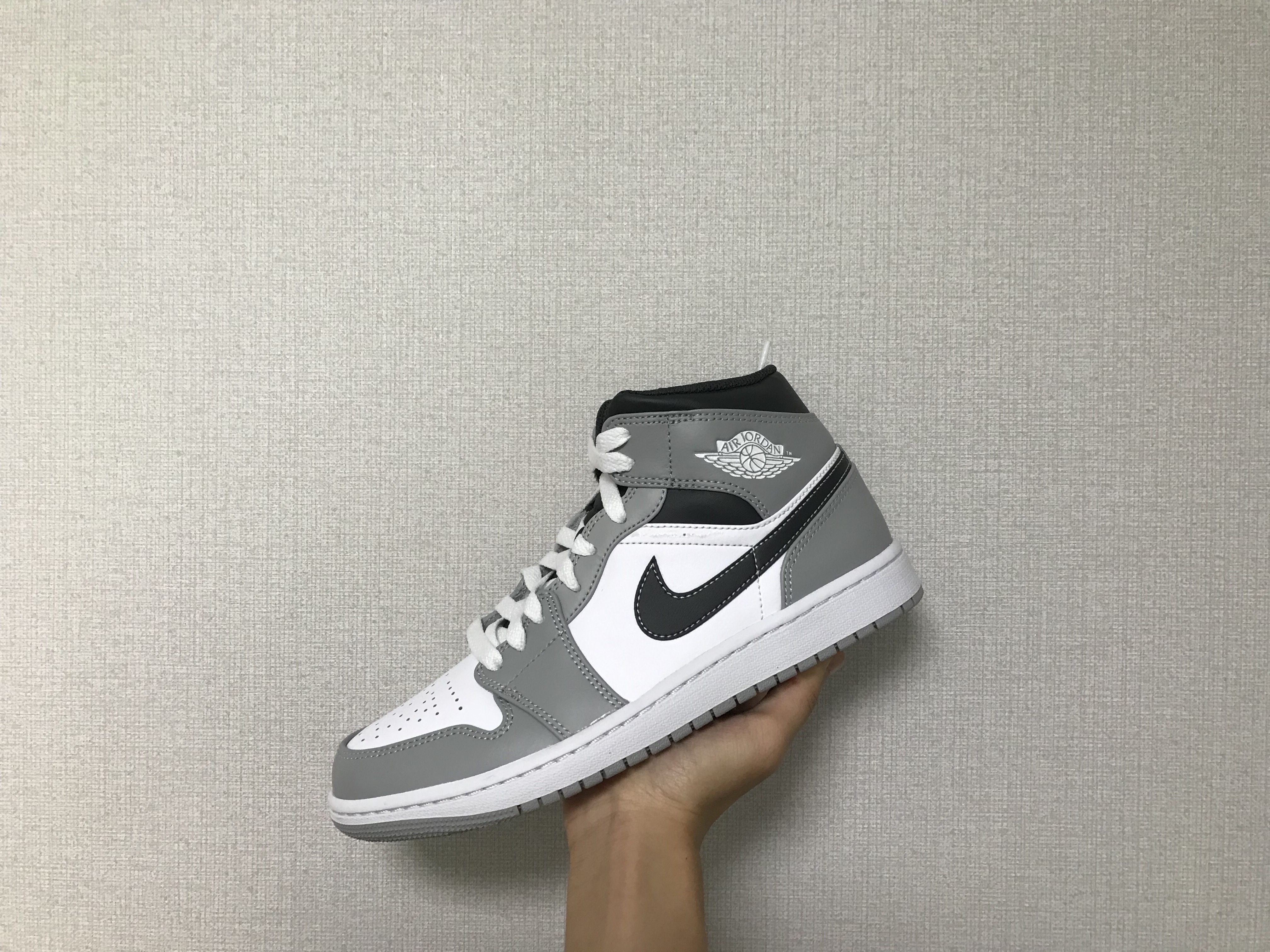 Jordan 1 Mid Light Smoke Grey Anthracite, (GS) Nike Dunk Low Photon Dust 착용 스타일 - 2