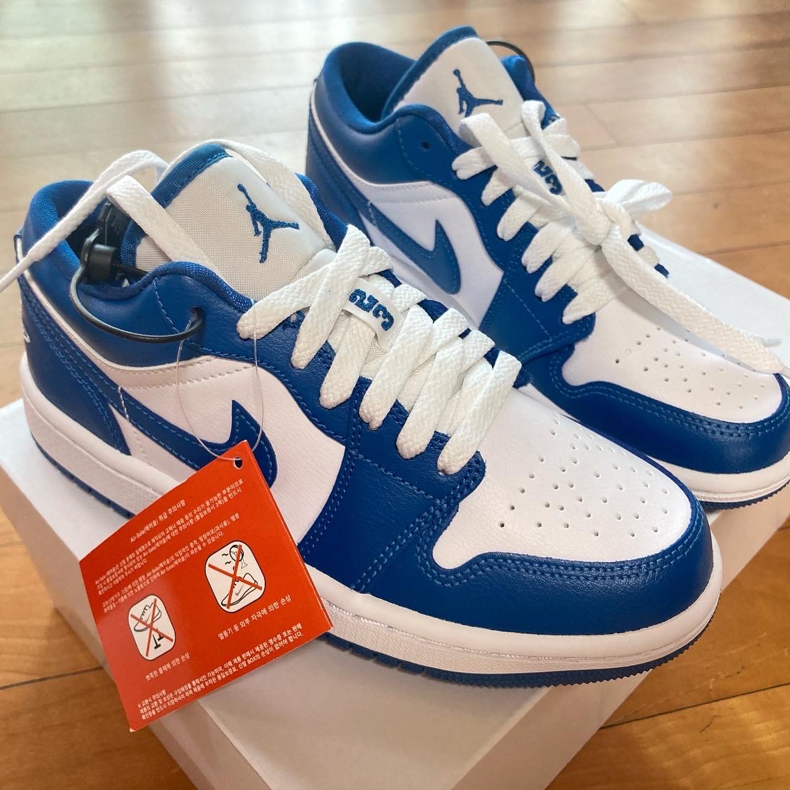 (W) Jordan 1 Low White Dark Marina Blue 착용 스타일 - 2