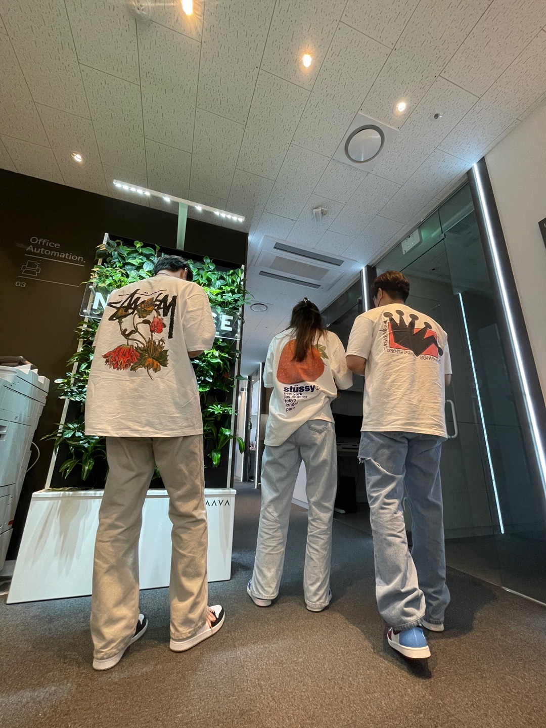 Stussy Withered Flower T-Shirt White, Stussy Strawberry T-Shirt White 착용 스타일