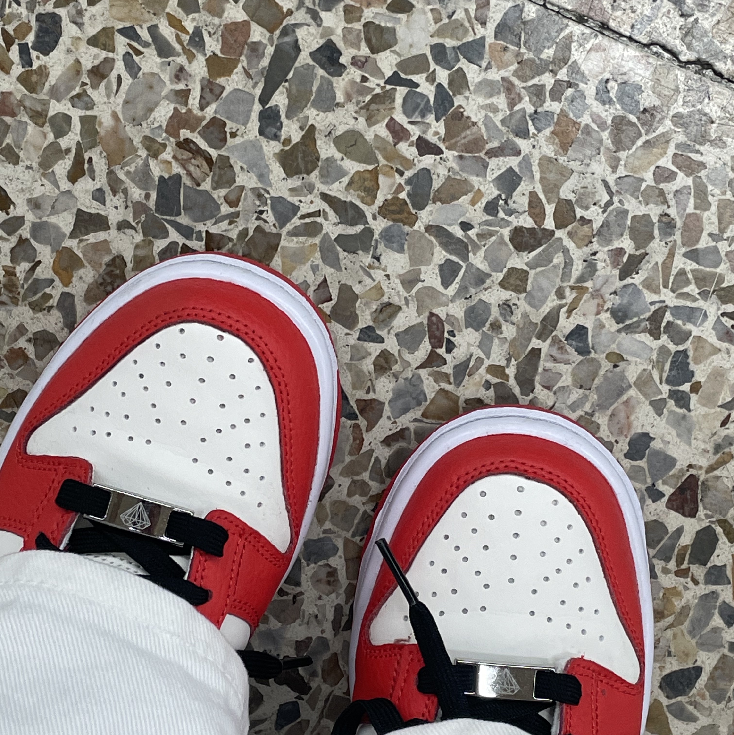 (GS) Nike x NBA Dunk Low Black and Chile Red 착용 스타일 - 2