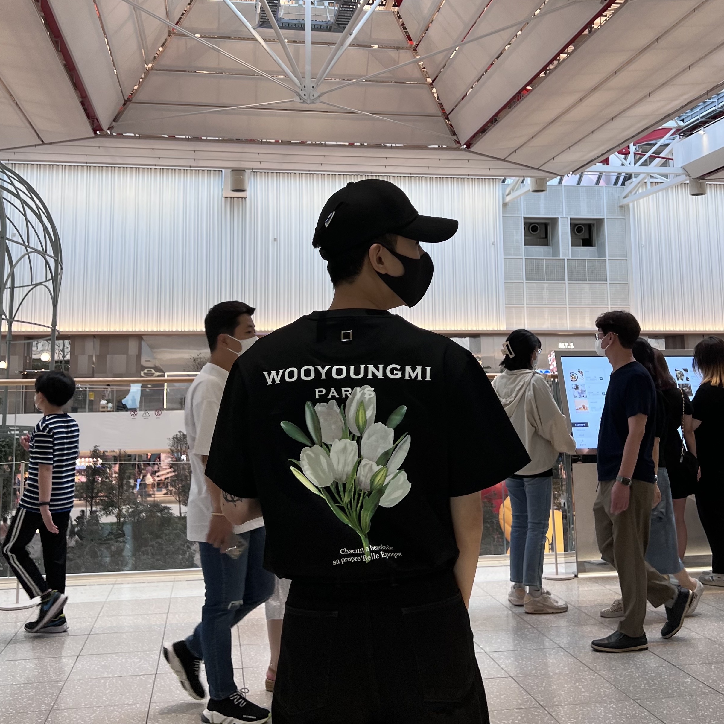 Wooyoungmi Flower Print Back Logo T-Shirt Black - 22SS, Balenciaga Track Sneakers Triple Black 착용 스타일 - 2