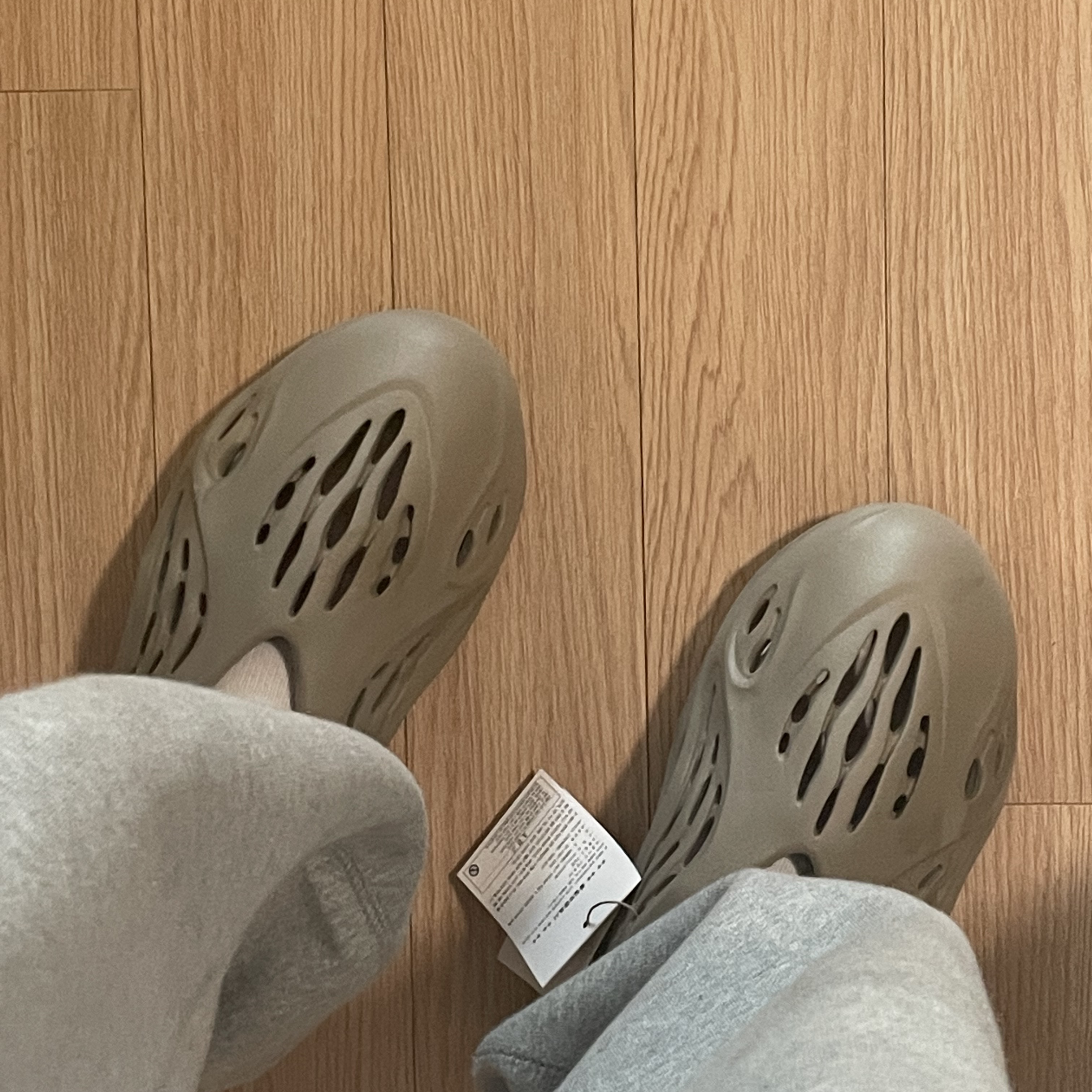 Adidas Yeezy Foam RNNR Stone Sage 착용 스타일 - 1