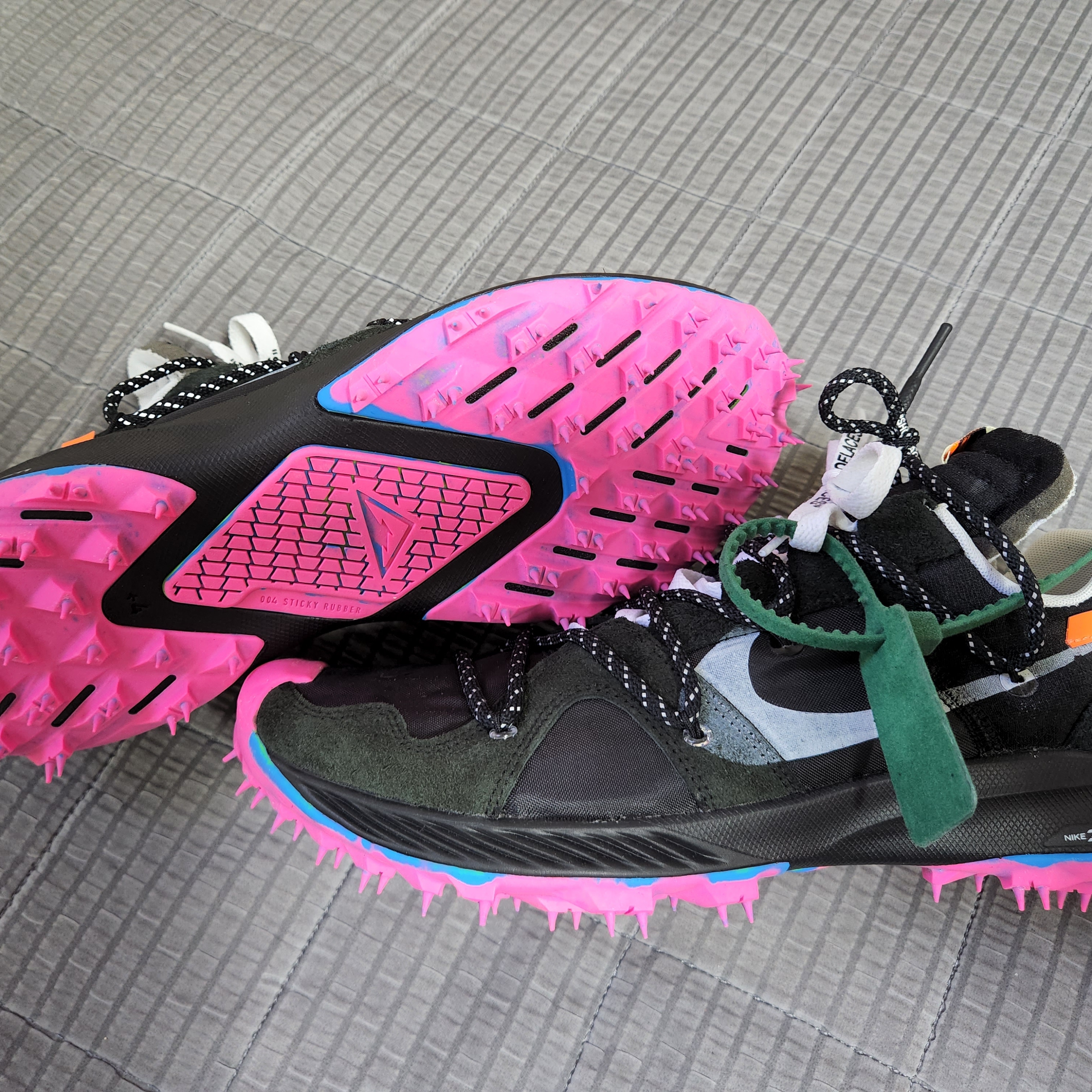 (W) Nike x Off-White Zoom Terra Kiger 5 Black 착용 스타일 - 3