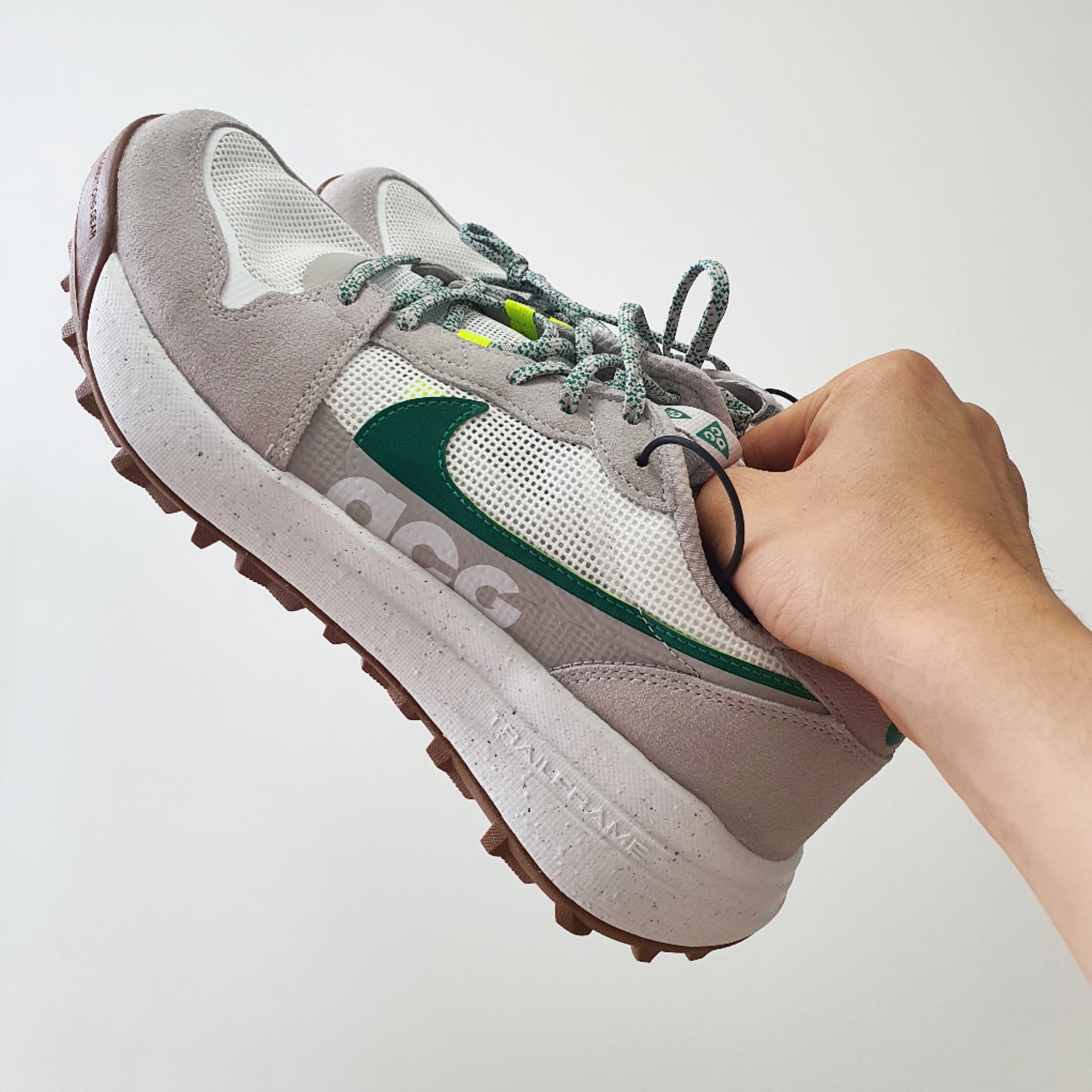 Nike ACG Lowcate Light Iron Ore 착용 스타일