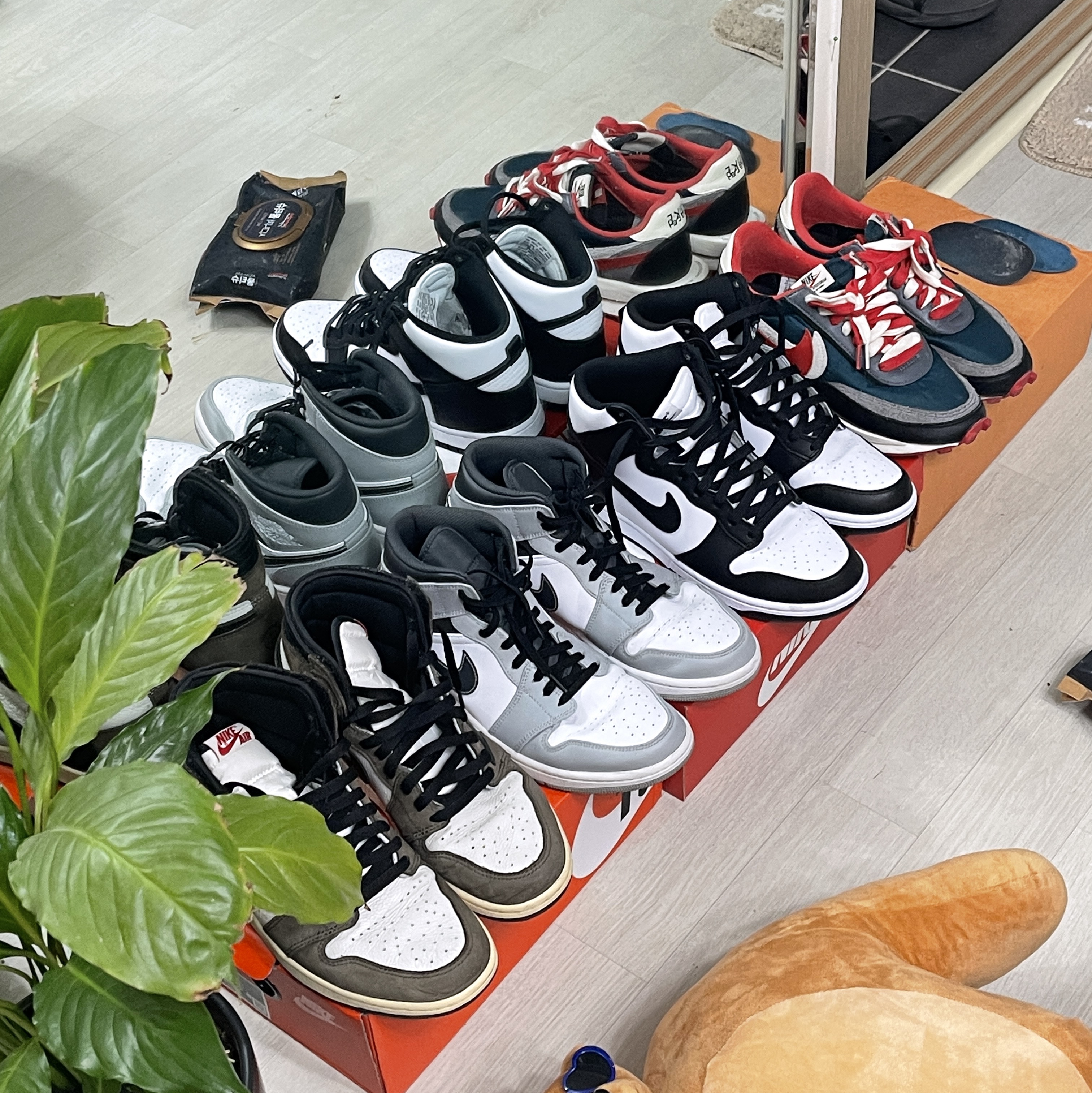 Jordan 1 x Travis Scott Retro High OG SP Mocha, Jordan 1 Mid Light Smoke Grey Anthracite 착용 스타일