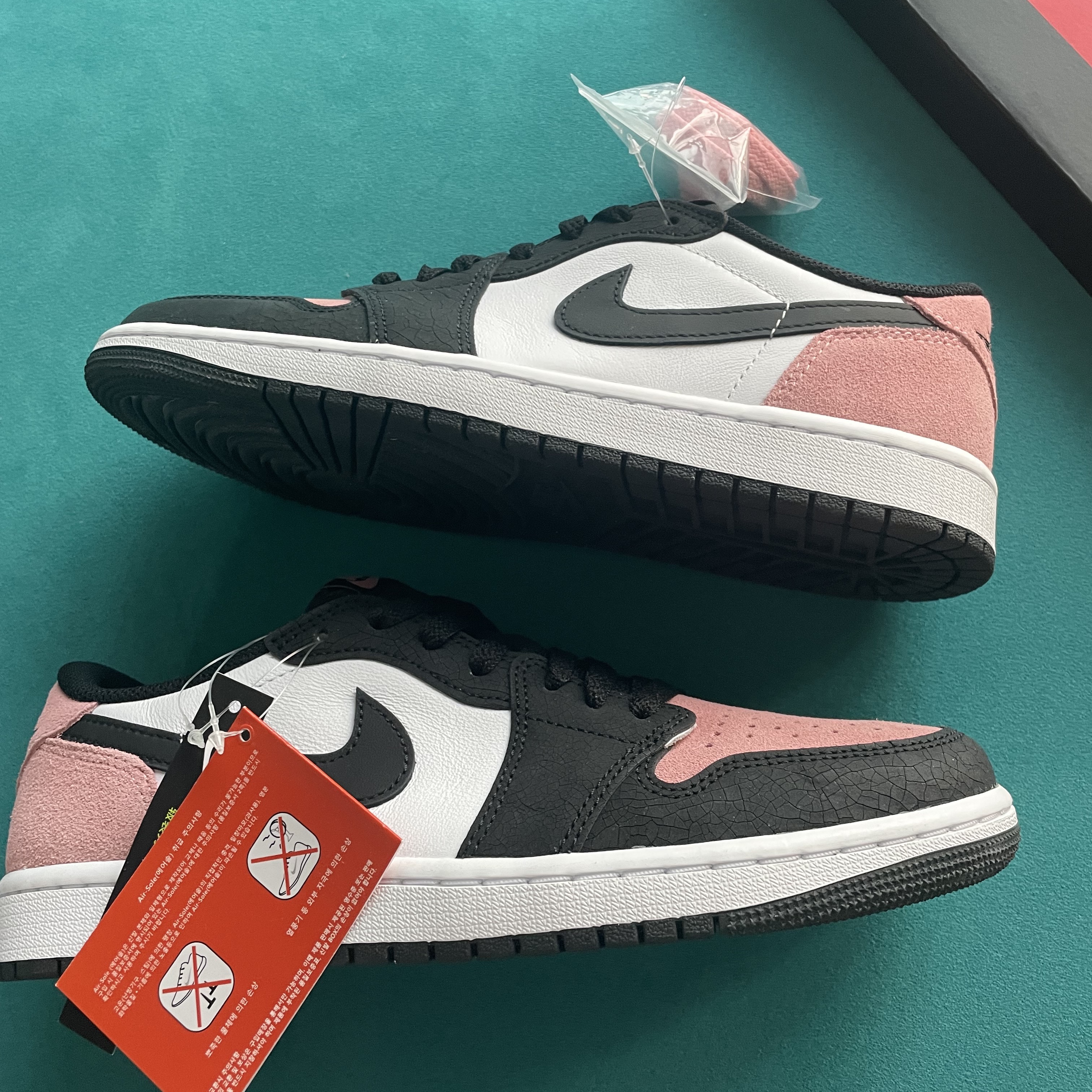 Jordan 1 Retro Low OG Bleached Coral 착용 스타일 - 1