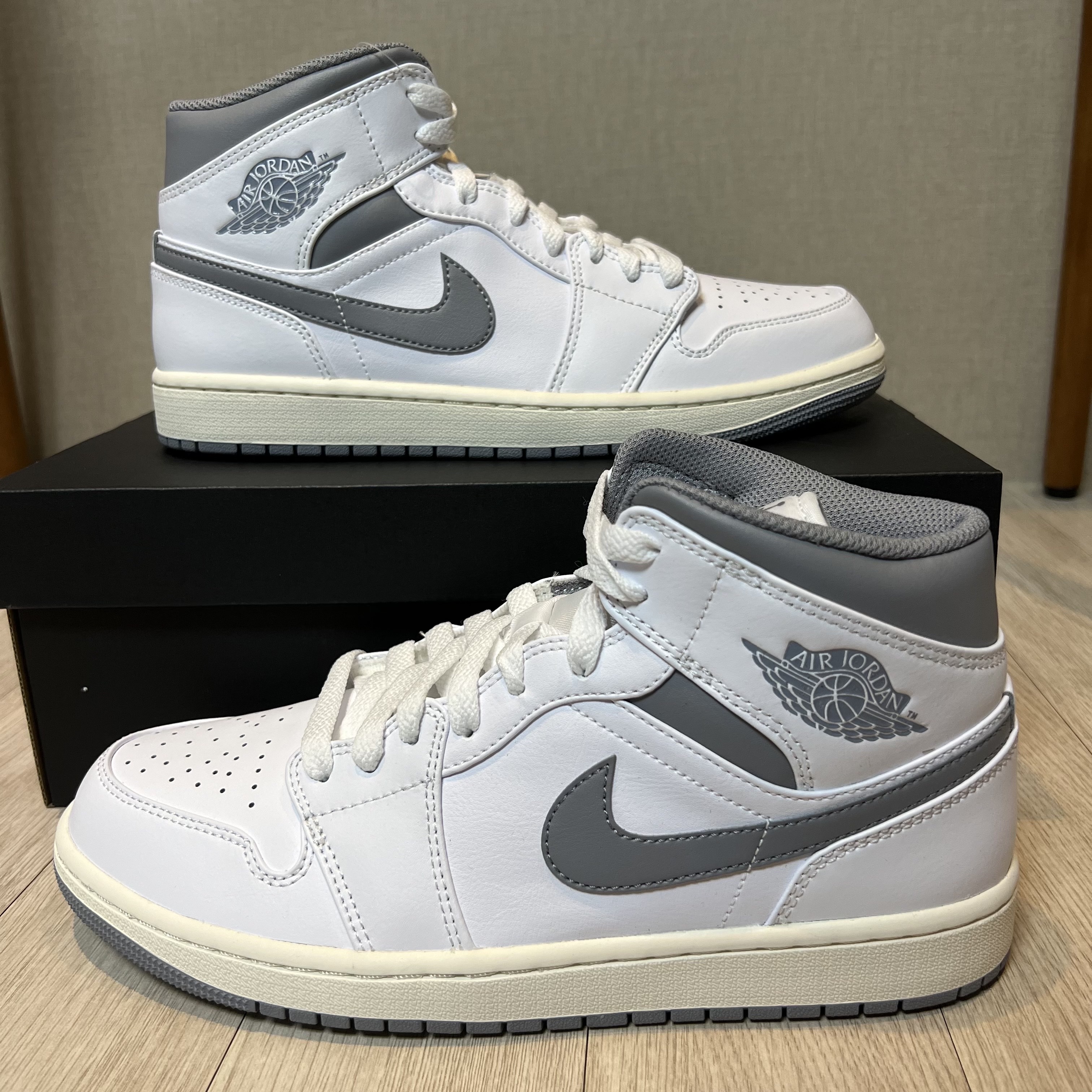 Jordan 1 Mid White Stealth 착용 스타일