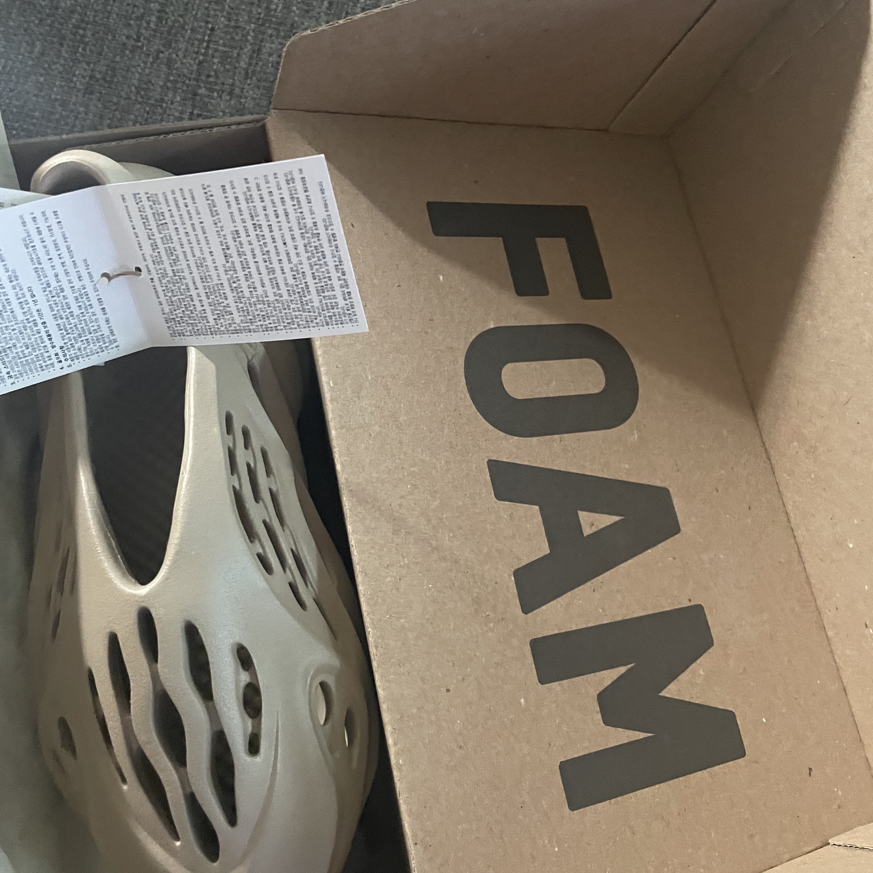Adidas Yeezy Foam RNNR Stone Sage 착용 스타일 - 3